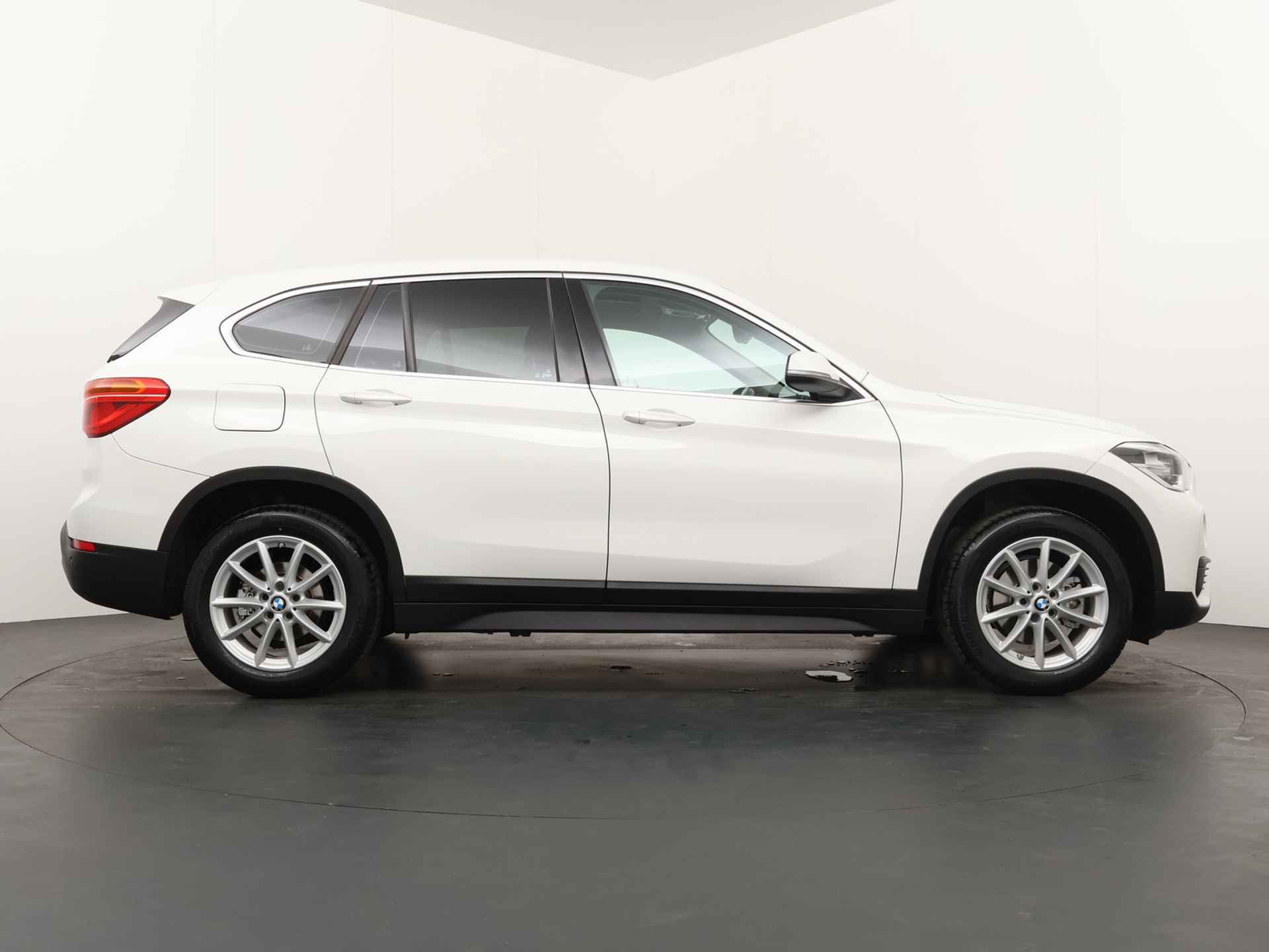 BMW X1 sDrive18i Centennial High Executive - Cruise Control  - Climate Control - LED - Navigatie - Lichtmetalen Velgen - Bovag Garantie - 9/43