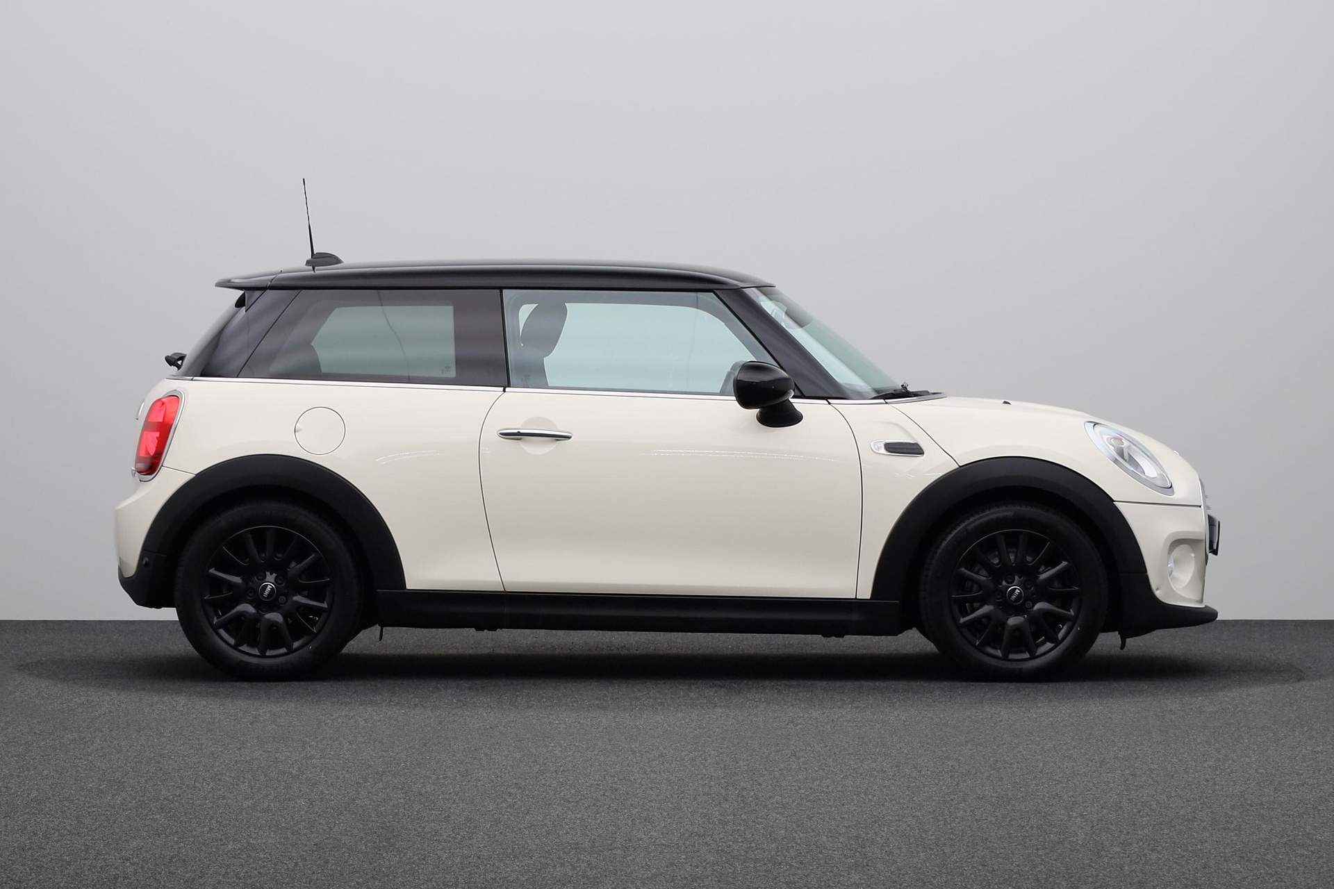 MINI 3-deurs 1.5 Cooper First Born Edition | Comfort Acces | PDC Achter | - 10/25