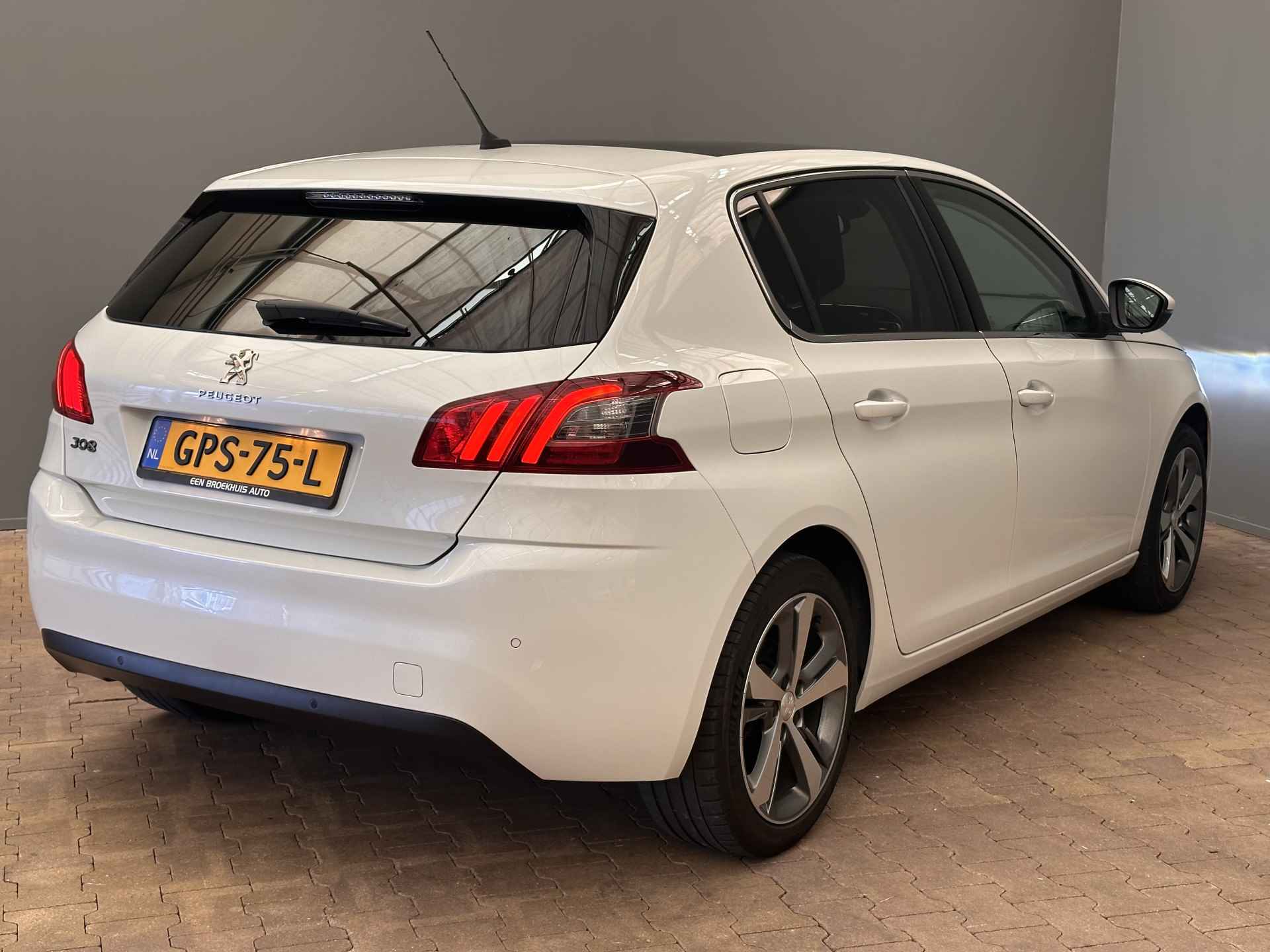 Peugeot 308 1.2 130PK Allure | Camera | Panoramadak | Full-LED | DAB+ | Leder\Stof | Clima | 17'' Lichtmetaal | Parkeersensoren V+A | Carplay | Cruise | Radio/CD! | Getint glas | Bluetooth | Touchscreen | - 3/23