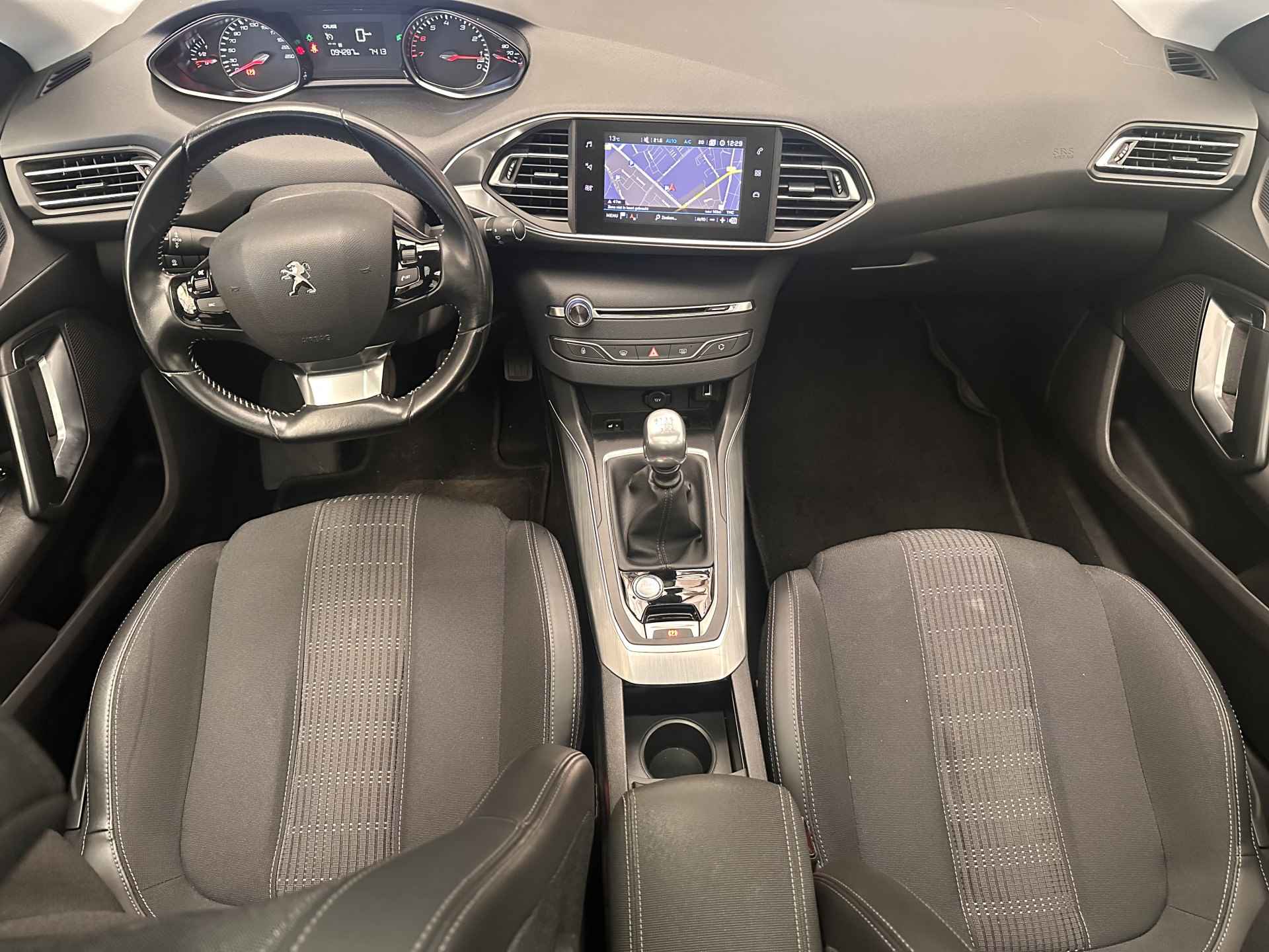 Peugeot 308 1.2 130PK Allure | Camera | Panoramadak | Full-LED | DAB+ | Leder\Stof | Clima | 17'' Lichtmetaal | Parkeersensoren V+A | Carplay | Cruise | Radio/CD! | Getint glas | Bluetooth | Touchscreen | - 7/23