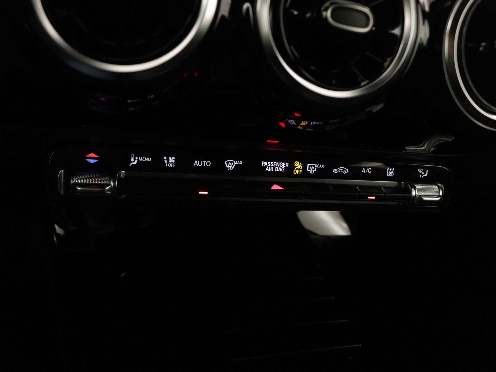 Mercedes-Benz A-Klasse 250 e Business Line | Verwarmde stoelen vooraan | Extra USB-poorten | Zitcomfortpakket | Achteruitrijcamera | Dodehoekassistent | Spiegelpakket | Parkeerpakket met achteruitrijcamera | - 9/39