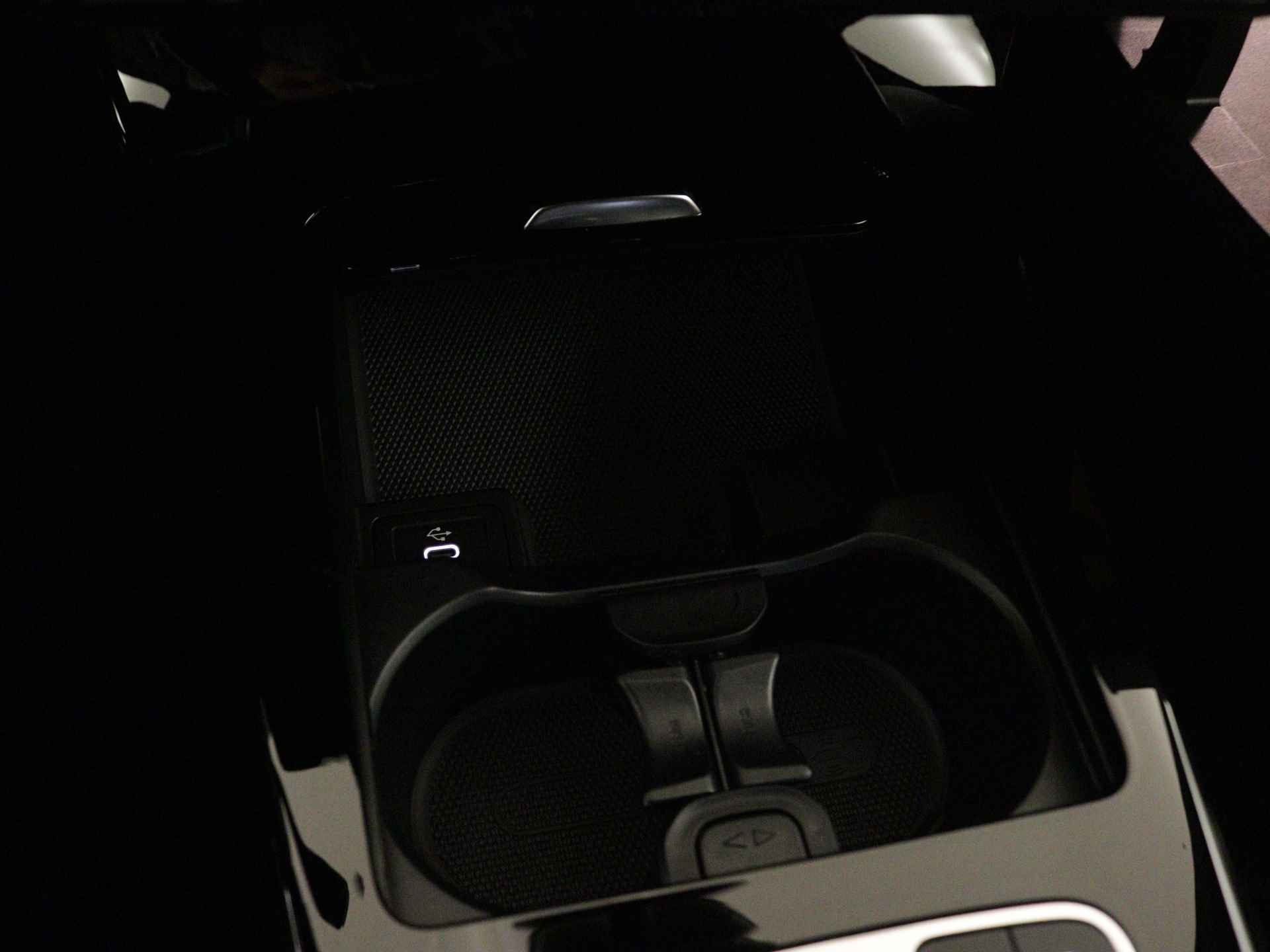 Mercedes-Benz A-Klasse 250 e Business Line | Verwarmde stoelen vooraan | Extra USB-poorten | Zitcomfortpakket | Achteruitrijcamera | Dodehoekassistent | Spiegelpakket | Parkeerpakket met achteruitrijcamera | - 11/39