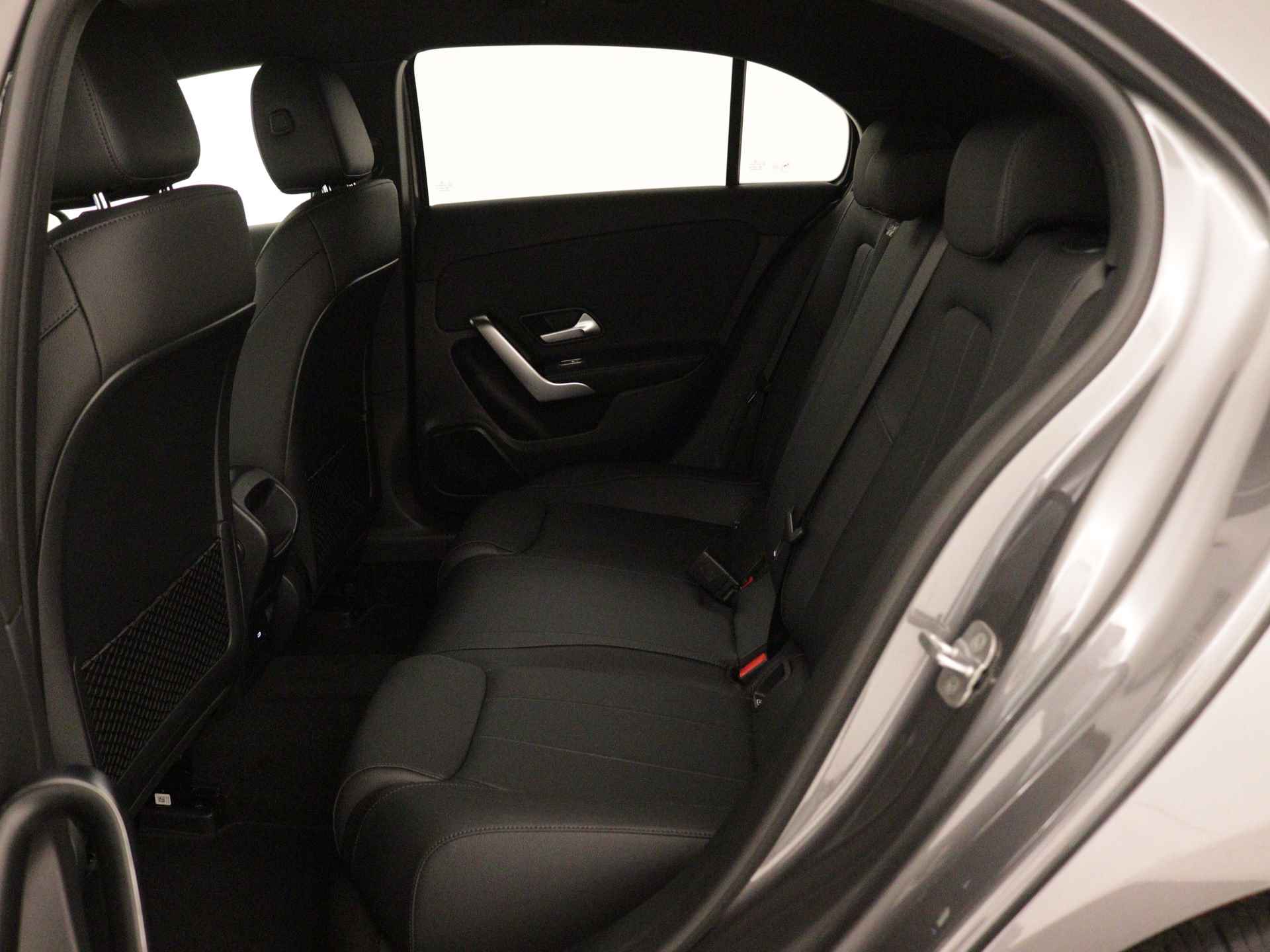 Mercedes-Benz A-Klasse 250 e Business Line | Verwarmde stoelen vooraan | Extra USB-poorten | Zitcomfortpakket | Achteruitrijcamera | Dodehoekassistent | Spiegelpakket | Parkeerpakket met achteruitrijcamera | - 16/39
