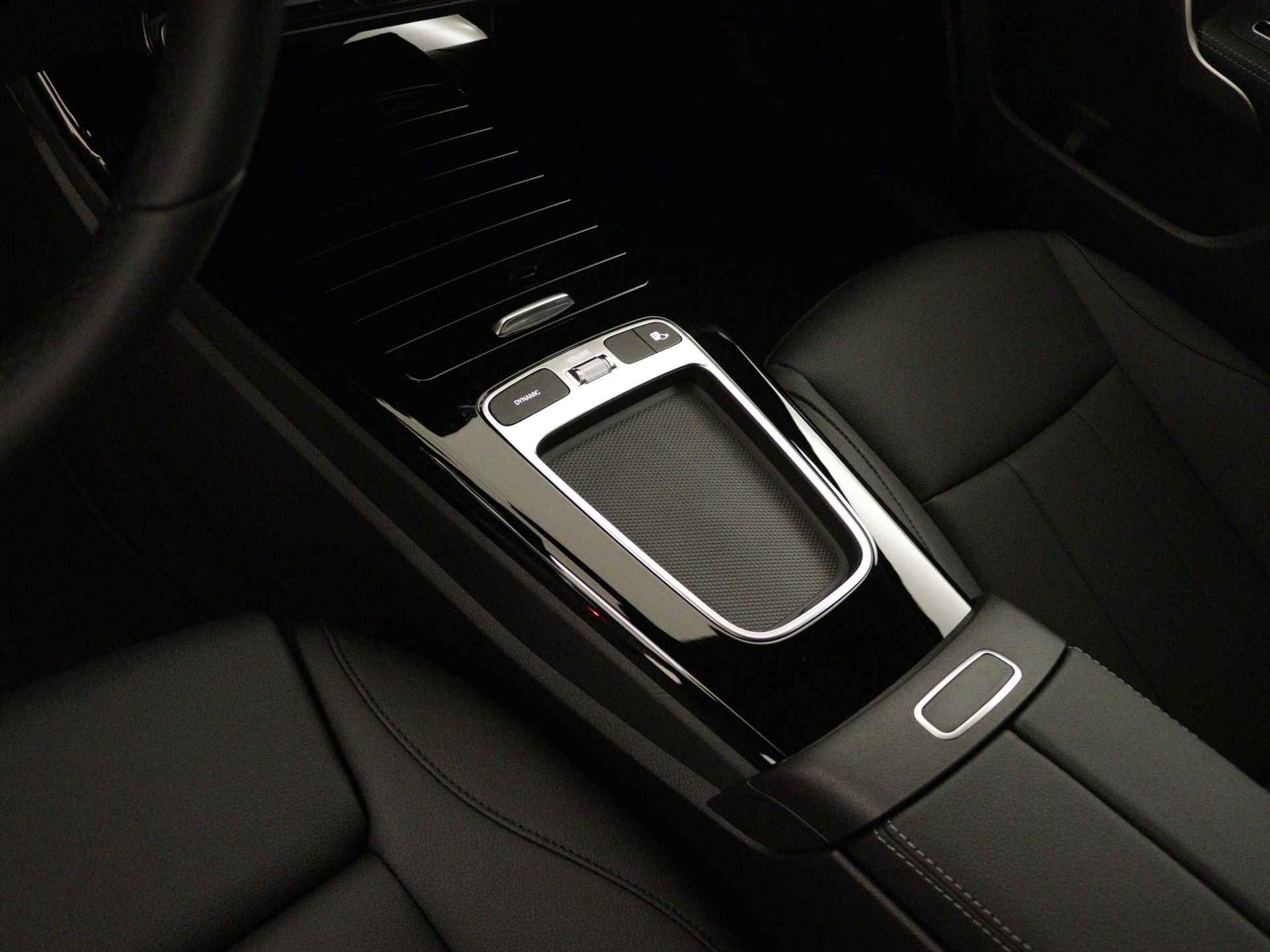 Mercedes-Benz A-Klasse 250 e Business Line | Verwarmde stoelen vooraan | Extra USB-poorten | Zitcomfortpakket | Achteruitrijcamera | Dodehoekassistent | Spiegelpakket | Parkeerpakket met achteruitrijcamera | - 26/39