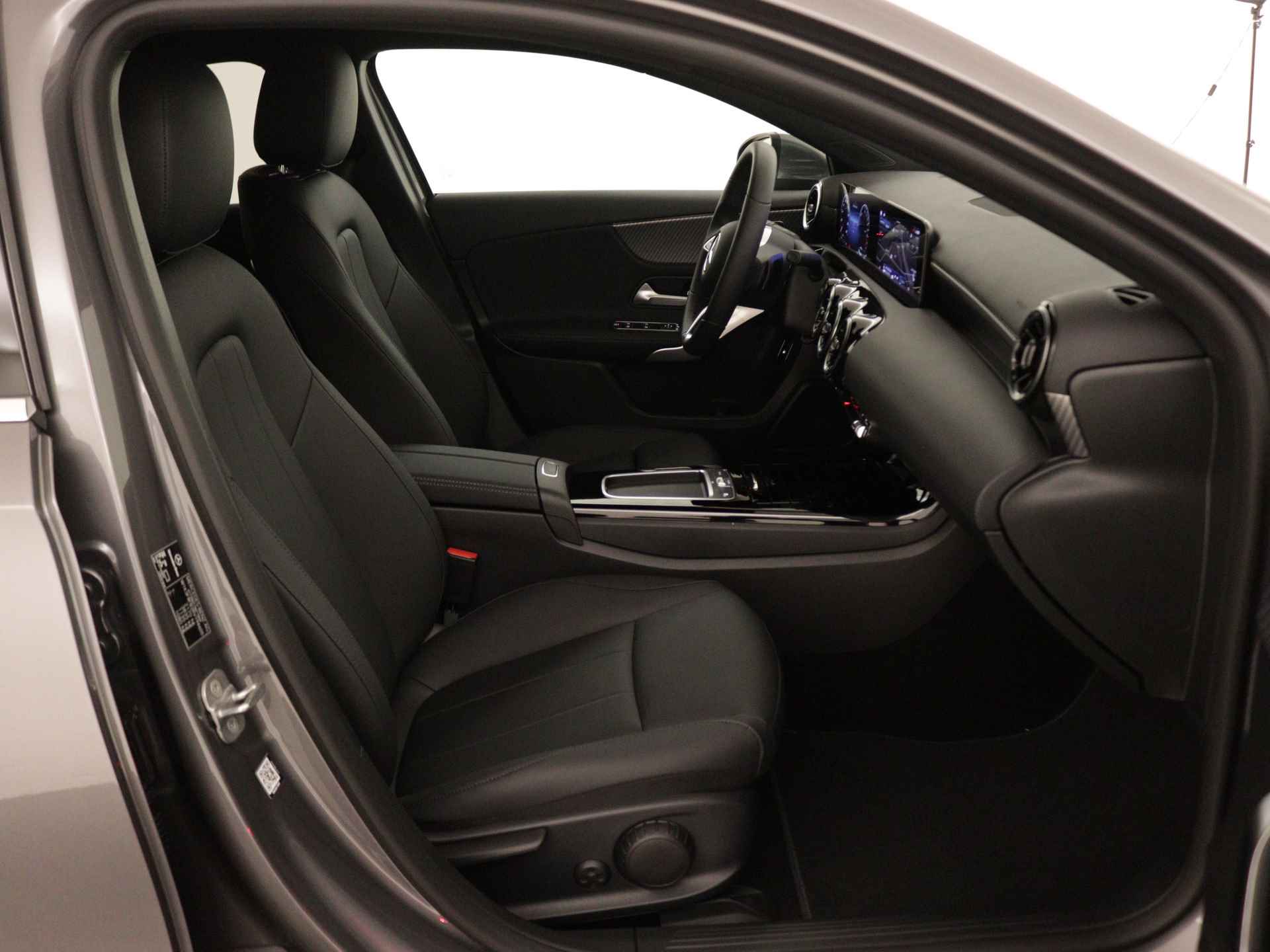 Mercedes-Benz A-Klasse 250 e Business Line | Verwarmde stoelen vooraan | Extra USB-poorten | Zitcomfortpakket | Achteruitrijcamera | Dodehoekassistent | Spiegelpakket | Parkeerpakket met achteruitrijcamera | - 30/39