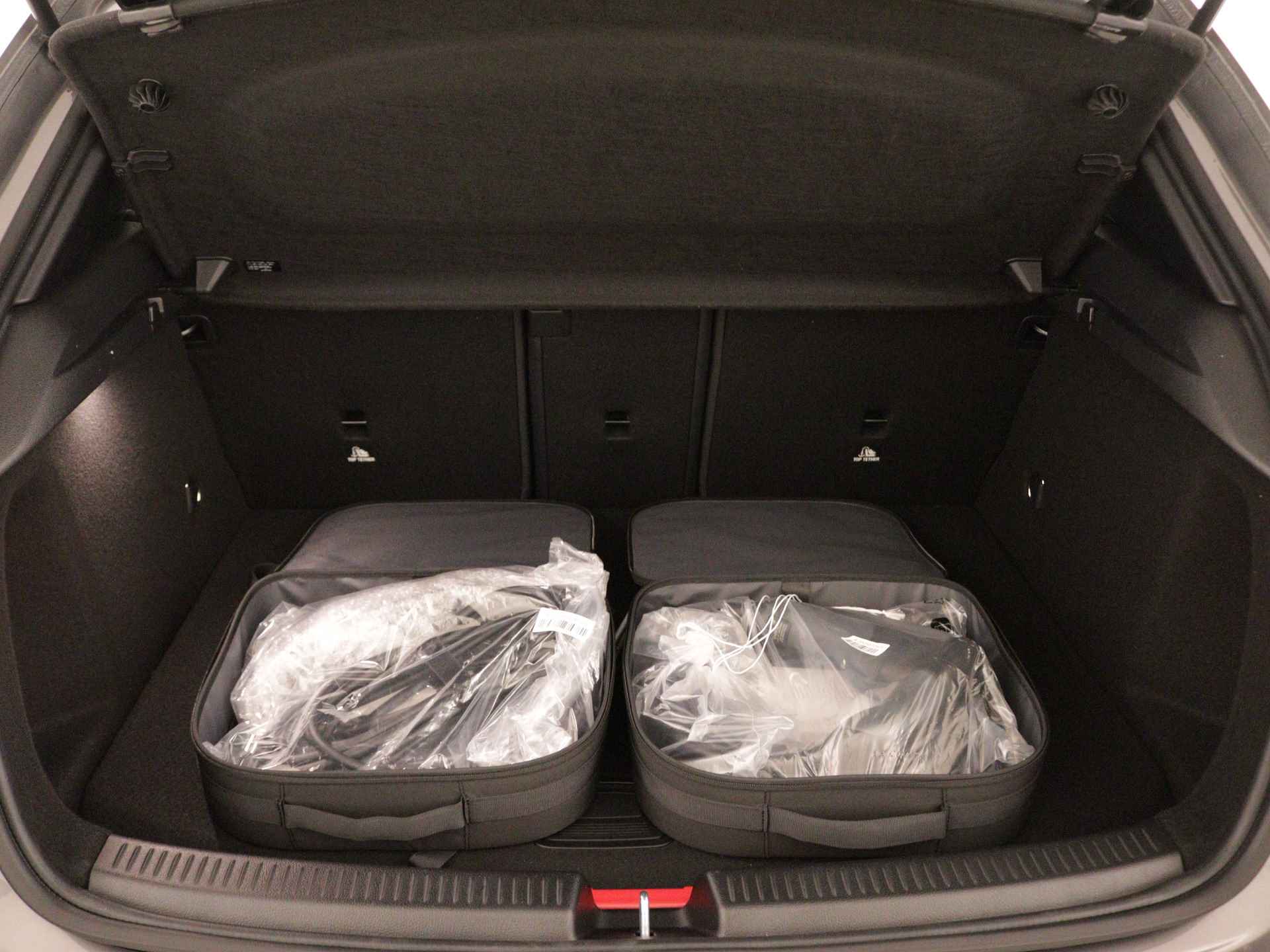Mercedes-Benz A-Klasse 250 e Business Line | Verwarmde stoelen vooraan | Extra USB-poorten | Zitcomfortpakket | Achteruitrijcamera | Dodehoekassistent | Spiegelpakket | Parkeerpakket met achteruitrijcamera | - 32/39