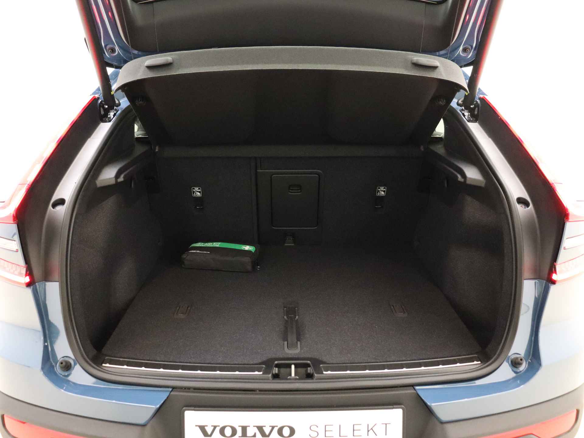 Volvo C40 Extended Range Plus 82 kWh / 3 Jaar gratis onderhoud / NIEUW / DIRECT LEVERBAAR / Nubuck / Getint glas / Warmtepomp / Stoel + Stuurw. Verwarming / - 13/39