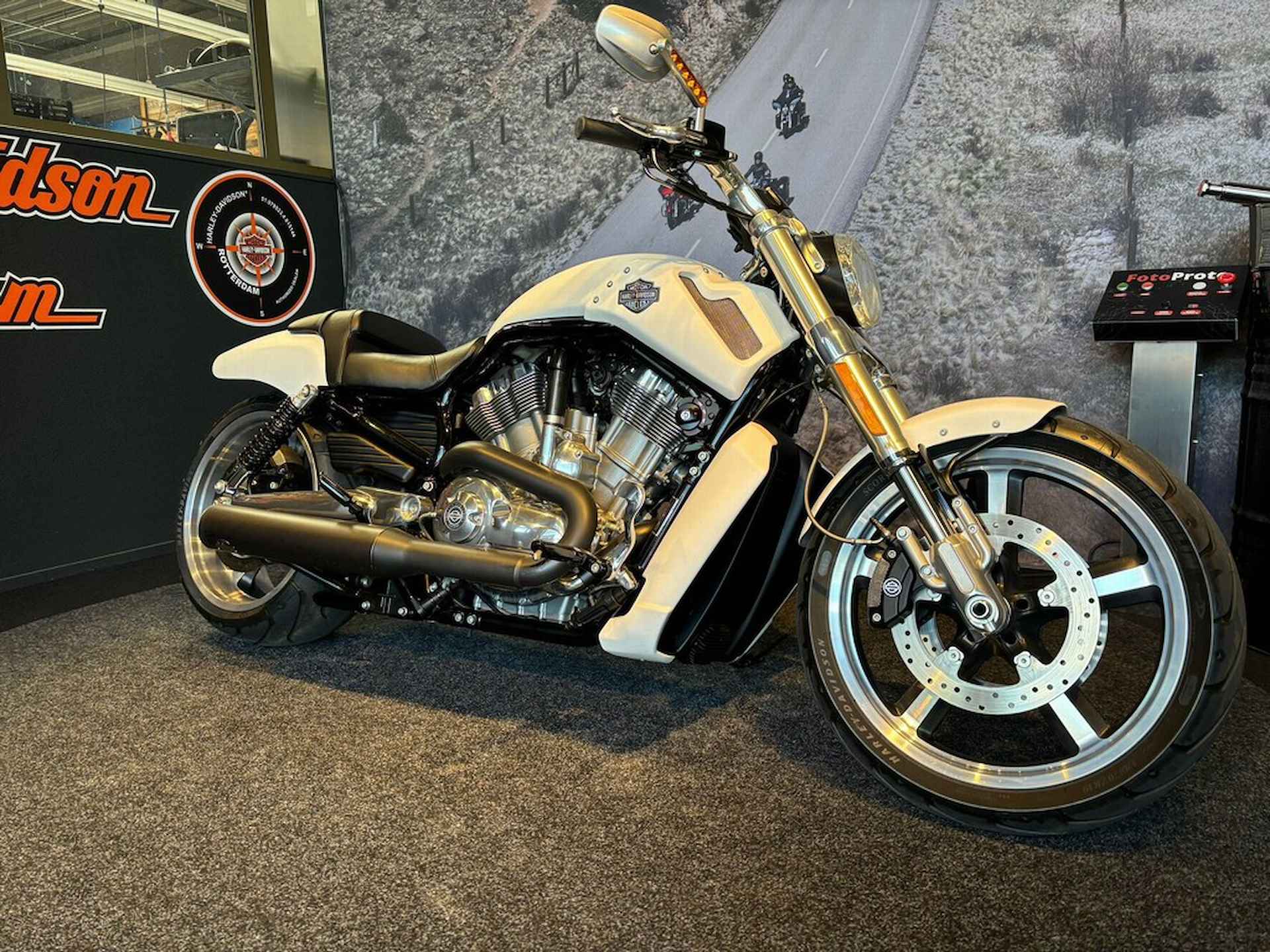 Harley-Davidson VRSCF V-Rod Muscle - 3/8