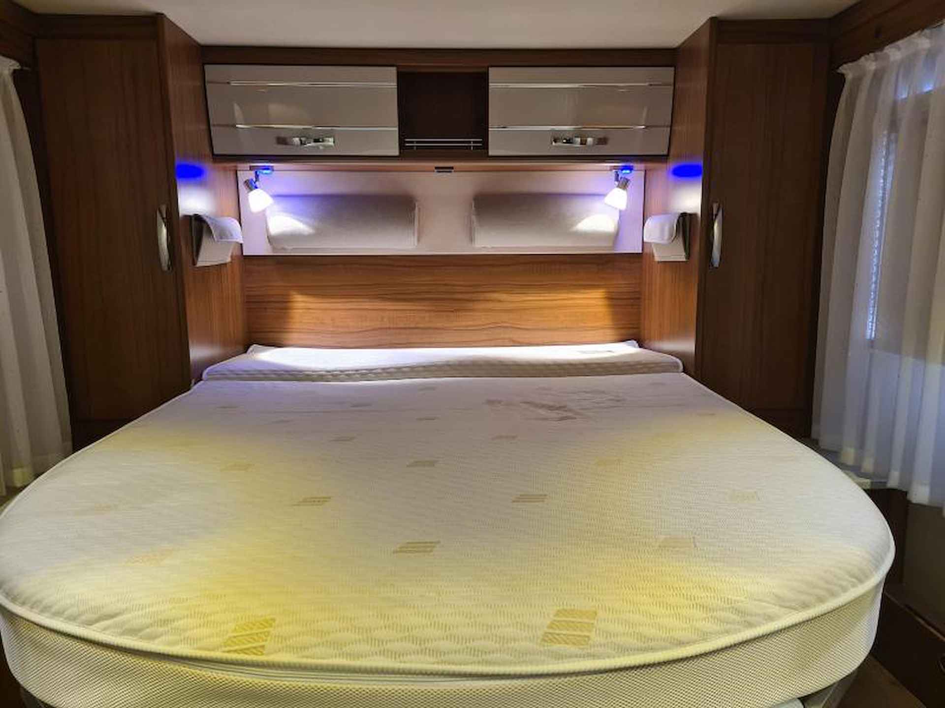 Hymer Tramp 698  Silverline Queensbed - 16/25