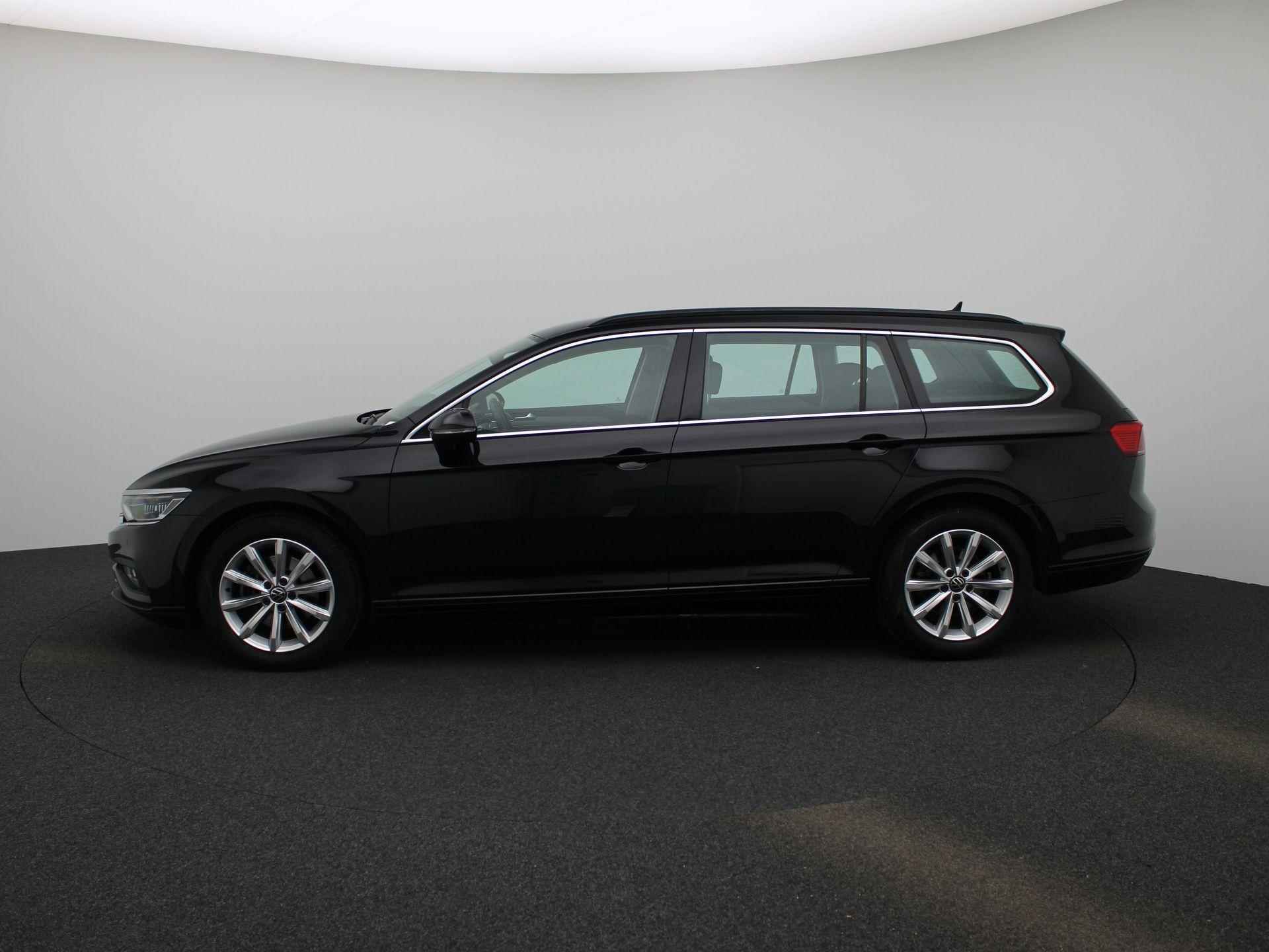 Volkswagen Passat Variant 1.5 TSI Elegance | Navigatie | Camera | LED Verlichting | Carplay | Climate Control | - 4/37