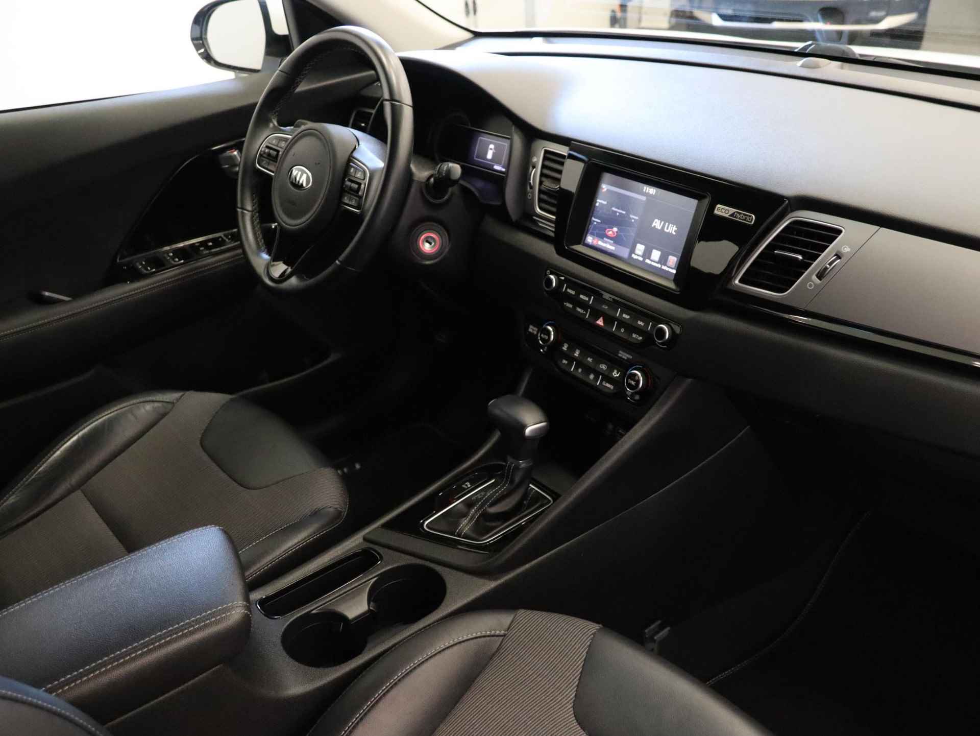 Kia Niro 1.6 GDi Hybrid First Edition | Navigatie | Camera | Climate control | Cruise control | Parkeersensoren achter | 18inch lichtmetalen velgen | - 13/35