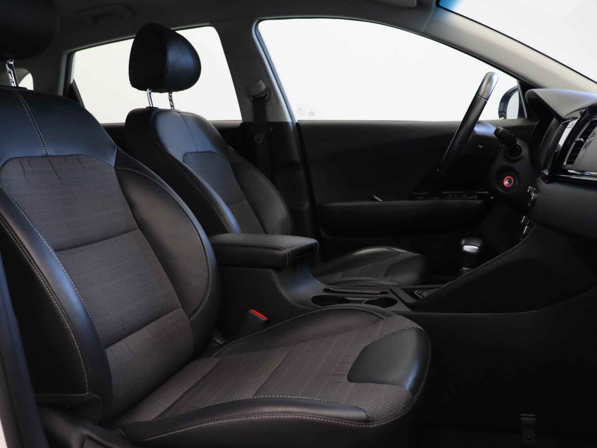 Kia Niro 1.6 GDi Hybrid First Edition | Navigatie | Camera | Climate control | Cruise control | Parkeersensoren achter | 18inch lichtmetalen velgen | - 14/35