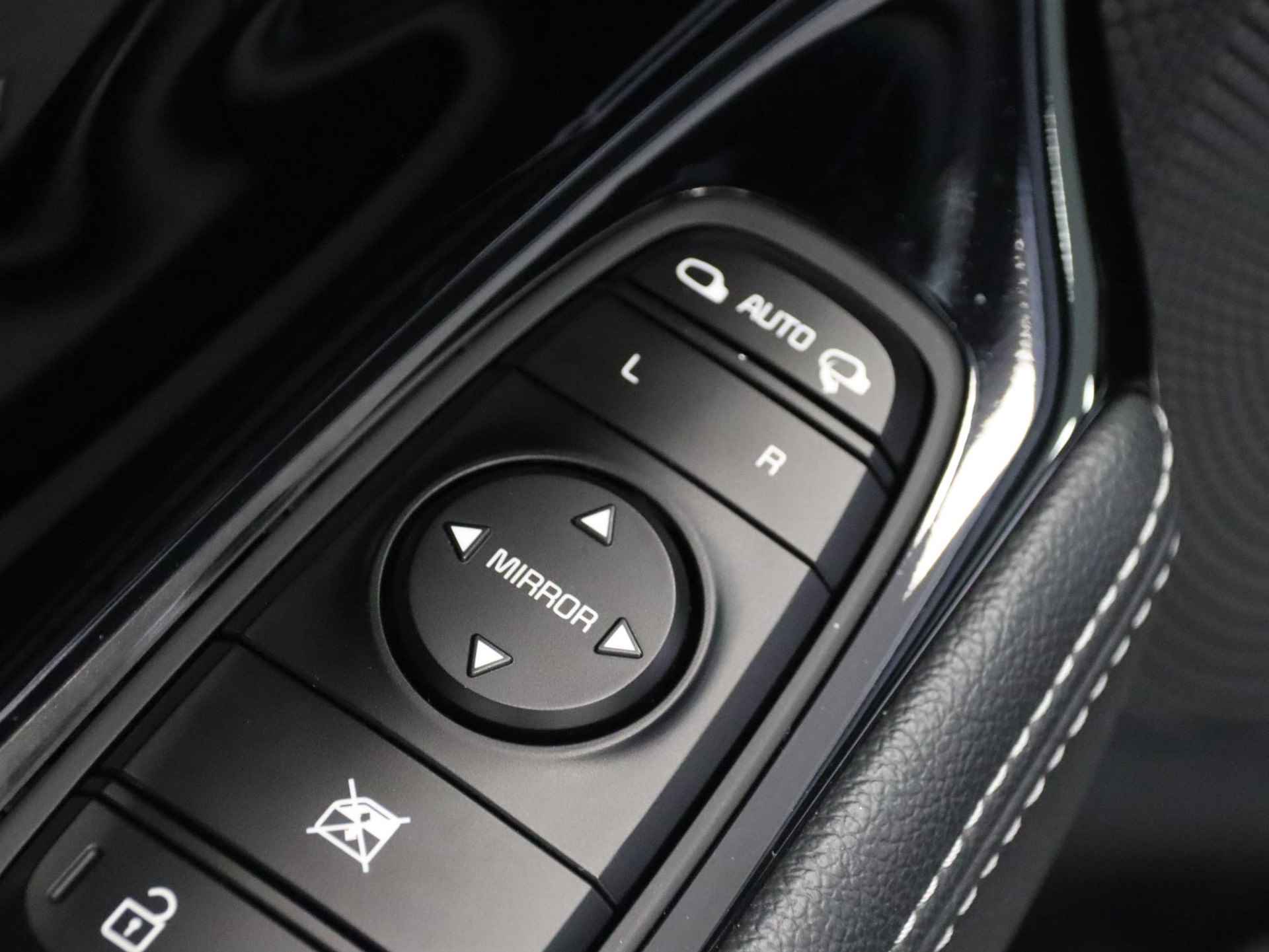 Kia Niro 1.6 GDi Hybrid First Edition | Navigatie | Camera | Climate control | Cruise control | Parkeersensoren achter | 18inch lichtmetalen velgen | - 28/35