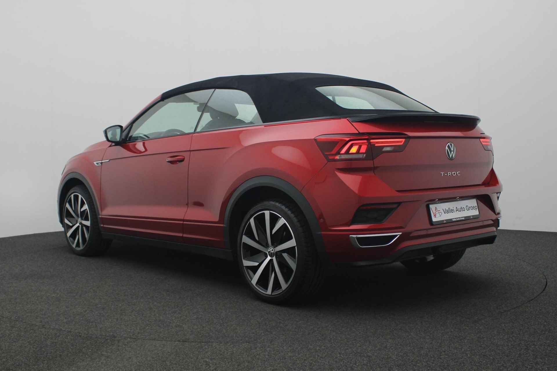 Volkswagen T-Roc Cabrio 1.5 TSI 150PK DSG R-Line Black Style | Leer | Trekhaak | Navi | 19 inch | BEATS | Camera | Keyless - 42/46