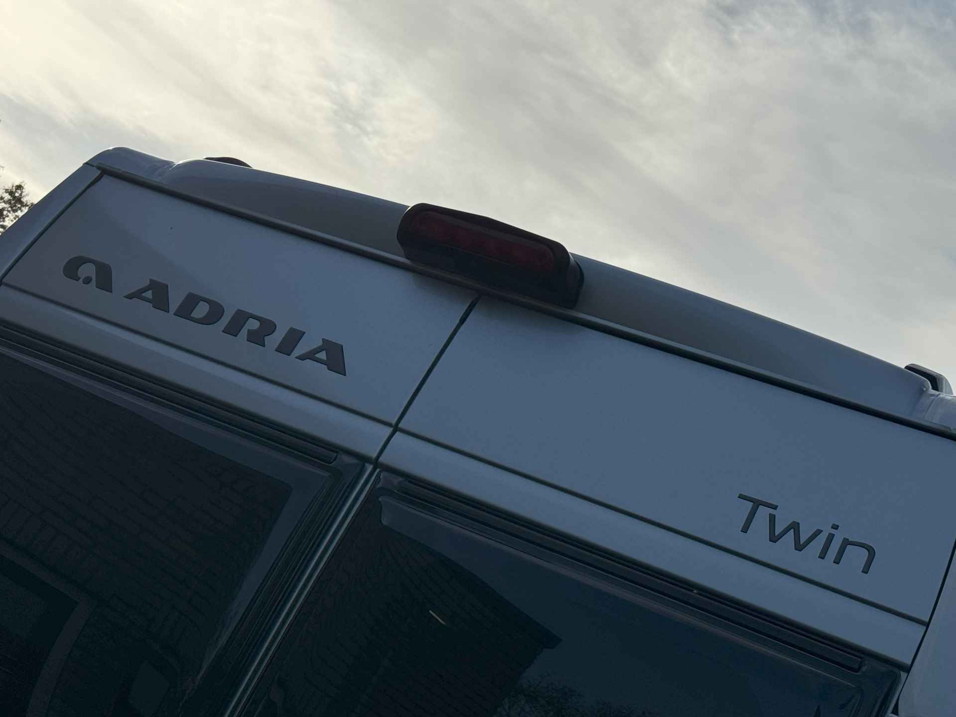 Adria Twin Supreme 640 SLB 160 pk AUTOMAAT 9-Traps Euro6 Fiat Ducato Maxi **Enkele lengtebedden/4 zitplaatsen/Lithium/Maxxfan/Afn. Tre - 53/66