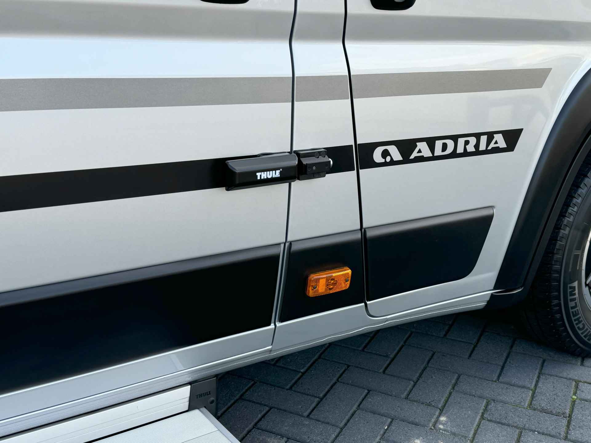 Adria Twin Supreme 640 SLB 160 pk AUTOMAAT 9-Traps Euro6 Fiat Ducato Maxi **Enkele lengtebedden/4 zitplaatsen/Lithium/Maxxfan/Afn. Tre - 60/66