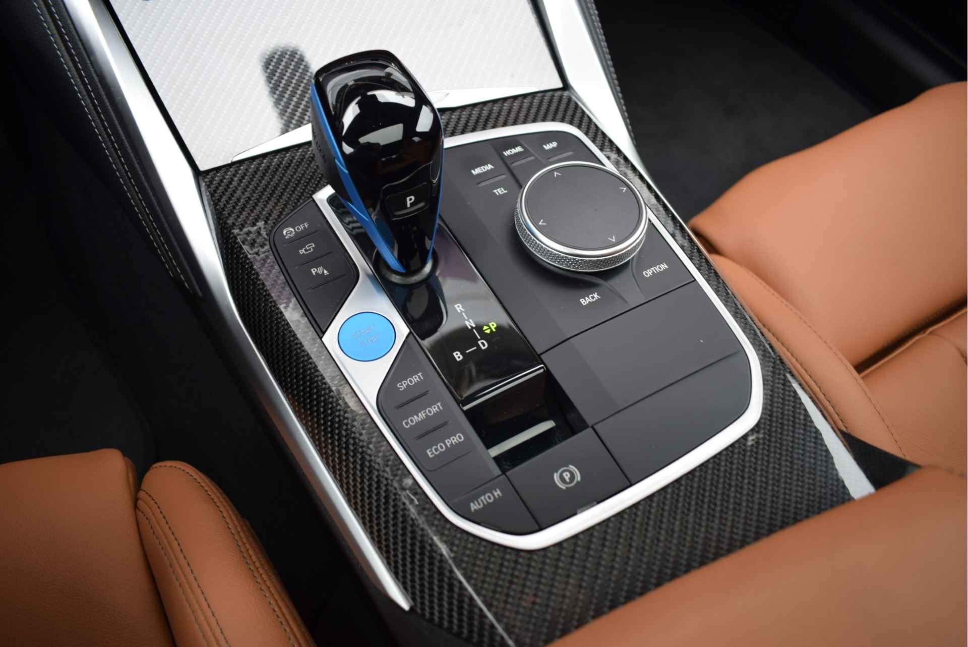 BMW i4 M50 High Executive 84 kWh / BMW M 50 Jahre uitvoering / Schuif-kanteldak / Laserlight / M Sportstoelen / Parking Assistant Plus / Driving Assistant Professional - 32/35