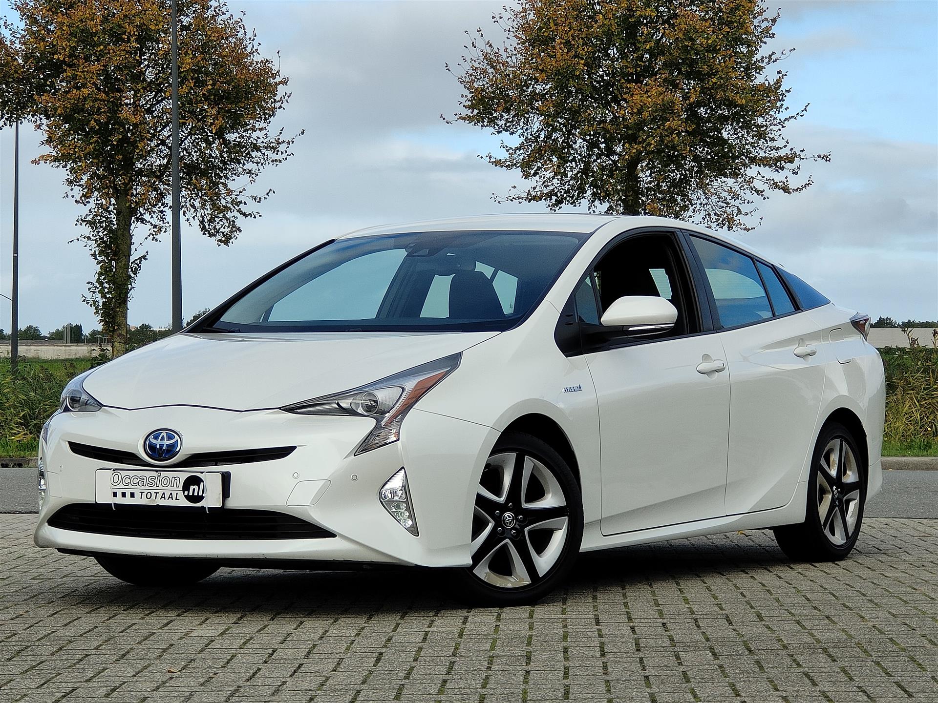 Toyota Prius 1.8 Hybrid Dynamic | HUD | Trekhaak | Camera | Lane assist