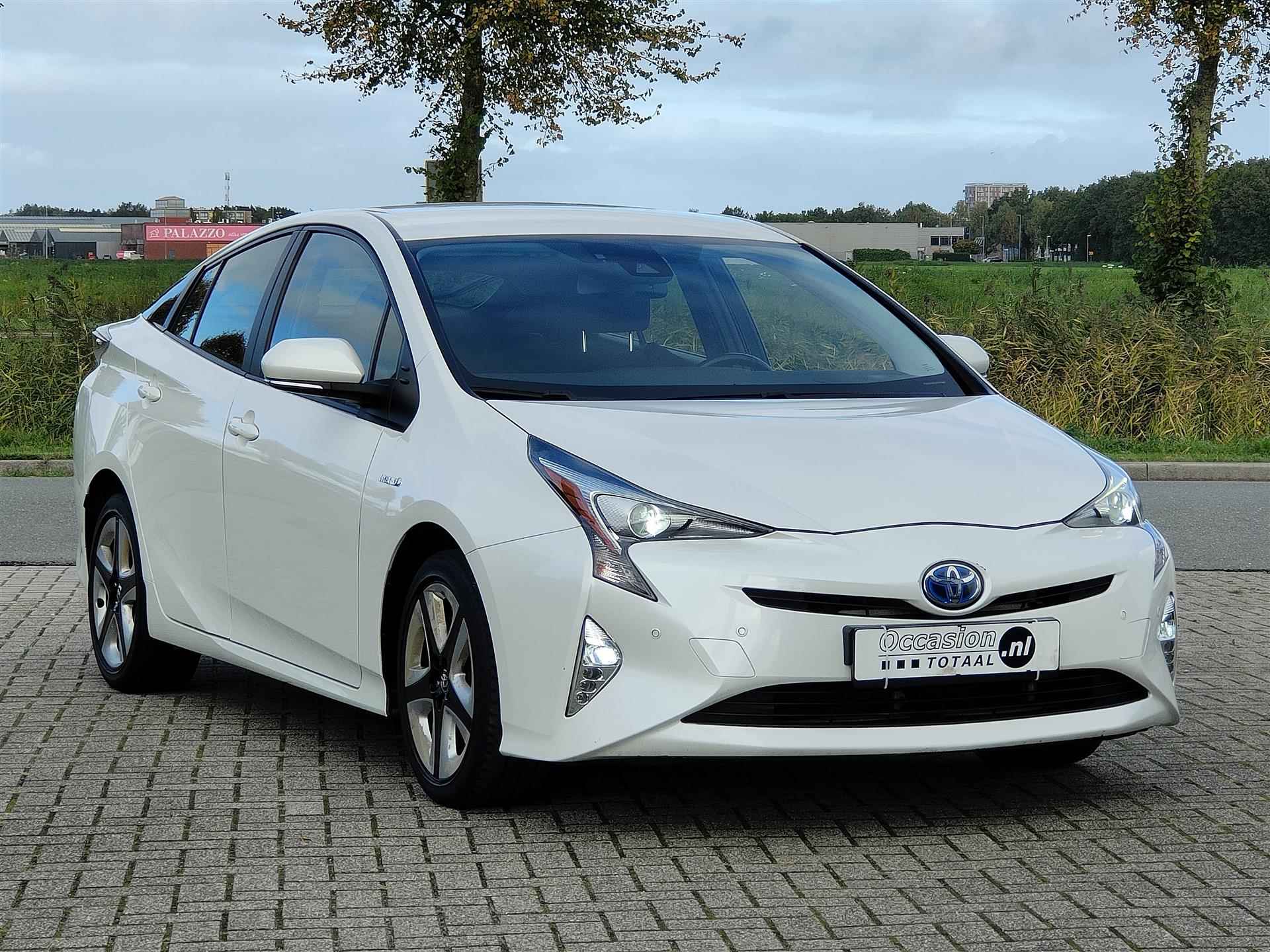 Toyota Prius 1.8 Hybrid Dynamic | HUD | Trekhaak | Camera | Lane assist - 3/20