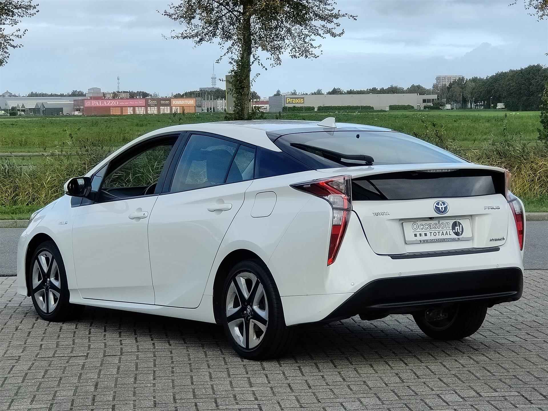 Toyota Prius 1.8 Hybrid Dynamic | HUD | Trekhaak | Camera | Lane assist - 4/20