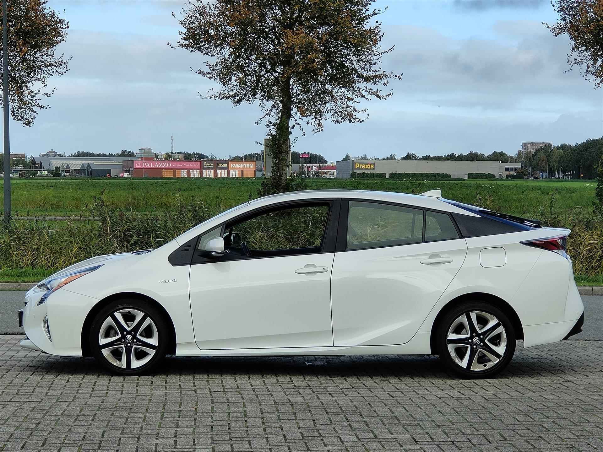 Toyota Prius 1.8 Hybrid Dynamic | HUD | Trekhaak | Camera | Lane assist - 7/20