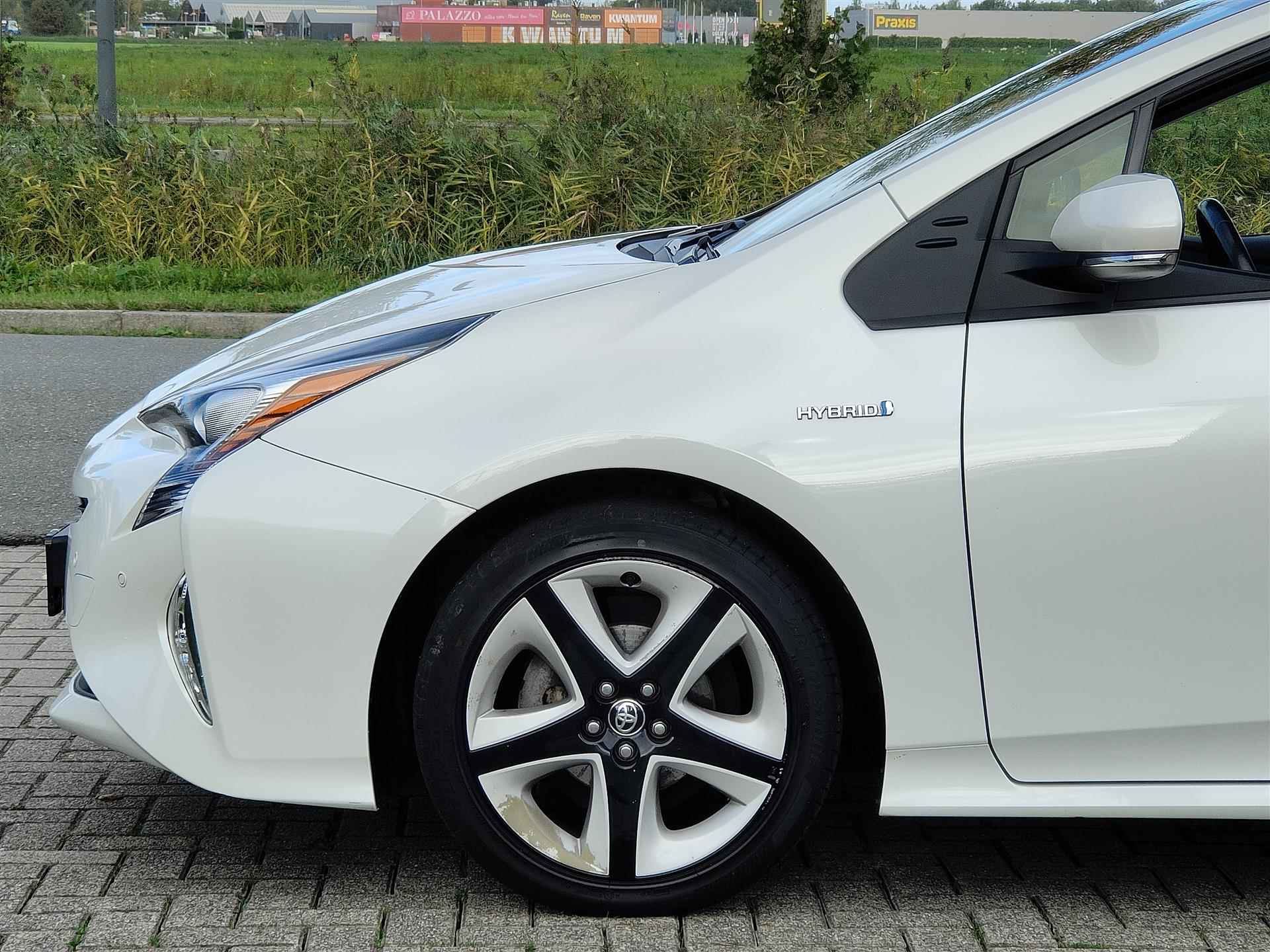 Toyota Prius 1.8 Hybrid Dynamic | HUD | Trekhaak | Camera | Lane assist - 8/20