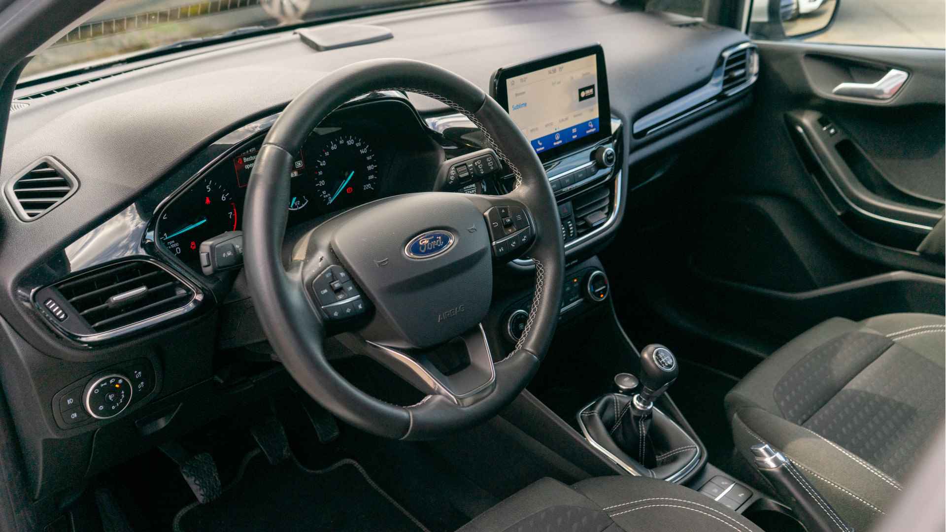 Ford Fiesta 1.0 EcoBoost Titanium | Camera | Parkeersensoren voor en achter | Trekhaak met afneembare kogel | Verwarmbare voorruit | Dealer onderhouden | - 4/26
