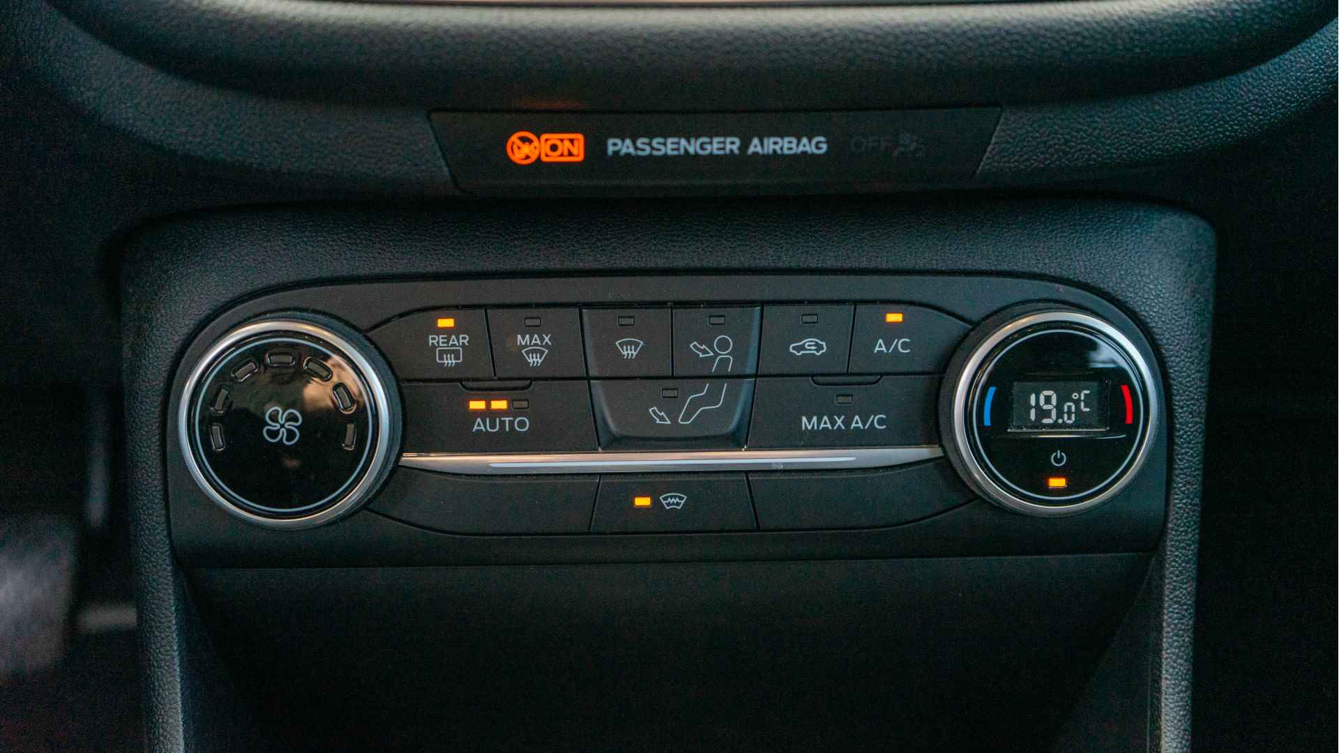 Ford Fiesta 1.0 EcoBoost Titanium | Camera | Parkeersensoren voor en achter | Trekhaak met afneembare kogel | Verwarmbare voorruit | Dealer onderhouden | - 24/26