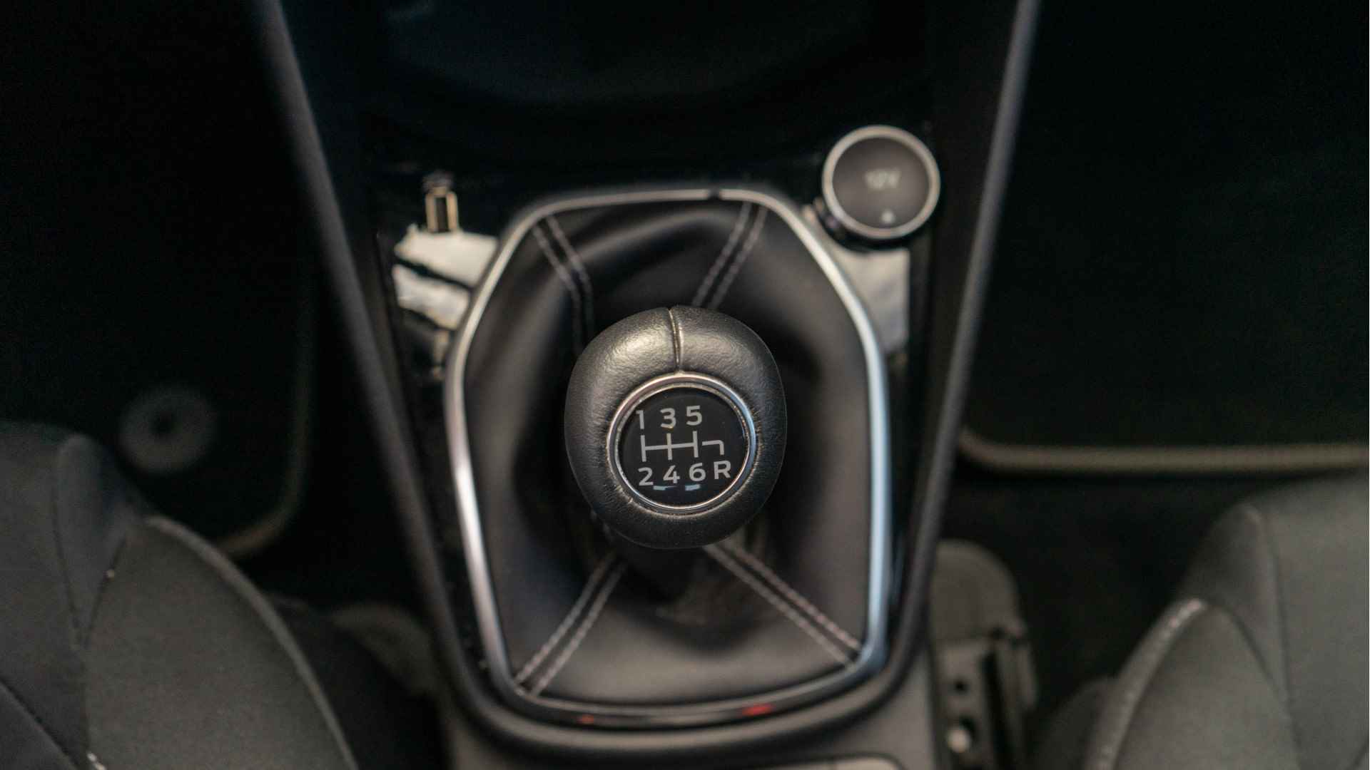 Ford Fiesta 1.0 EcoBoost Titanium | Camera | Parkeersensoren voor en achter | Trekhaak met afneembare kogel | Verwarmbare voorruit | Dealer onderhouden | - 25/26
