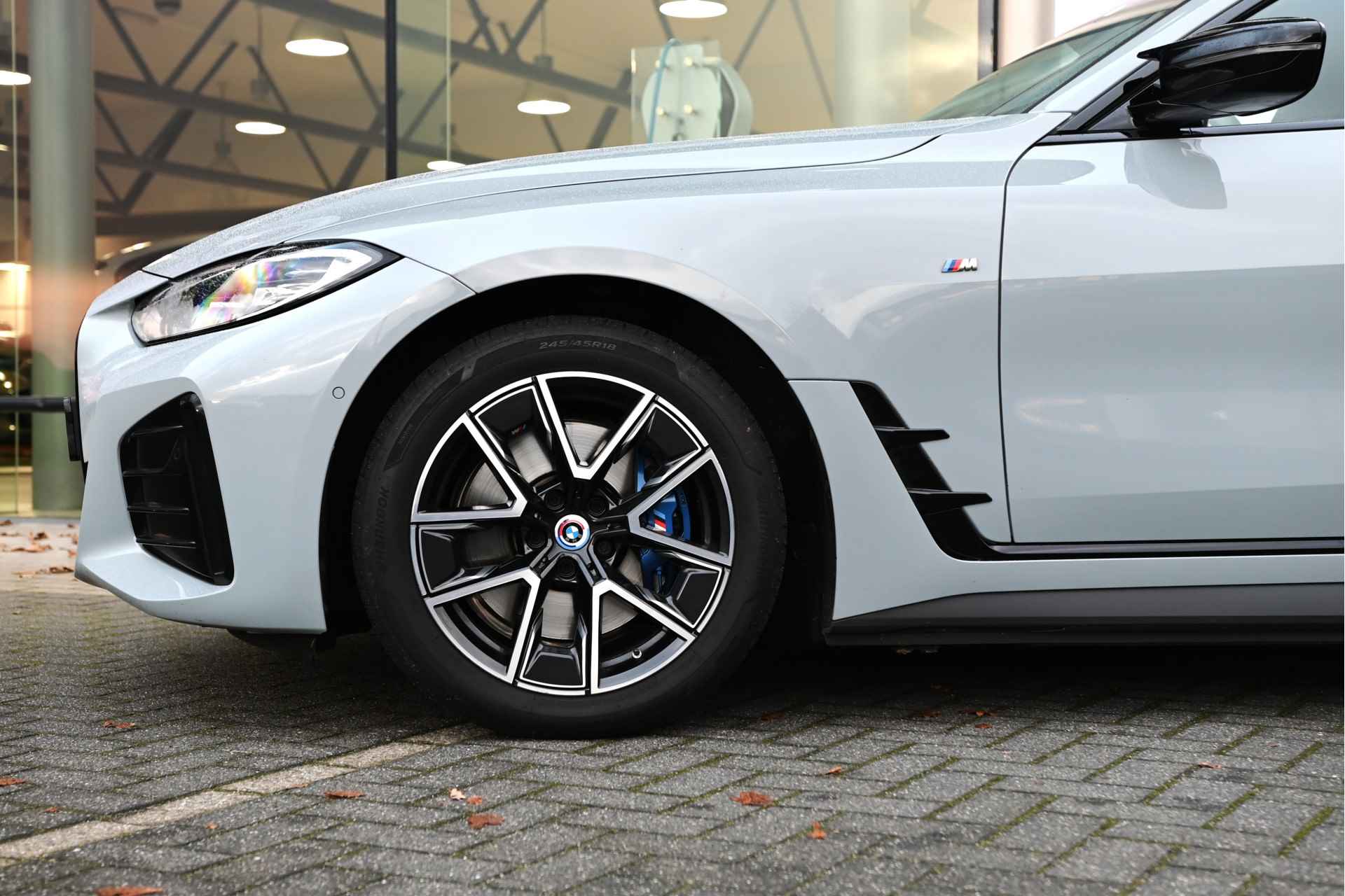 BMW i4 M50 / BMW M 50 Jahre uitvoering / Schuif-kanteldak / M Adaptief onderstel / Live Cockpit Plus / Parking Assistant / Adaptive Cruise Control - 16/26