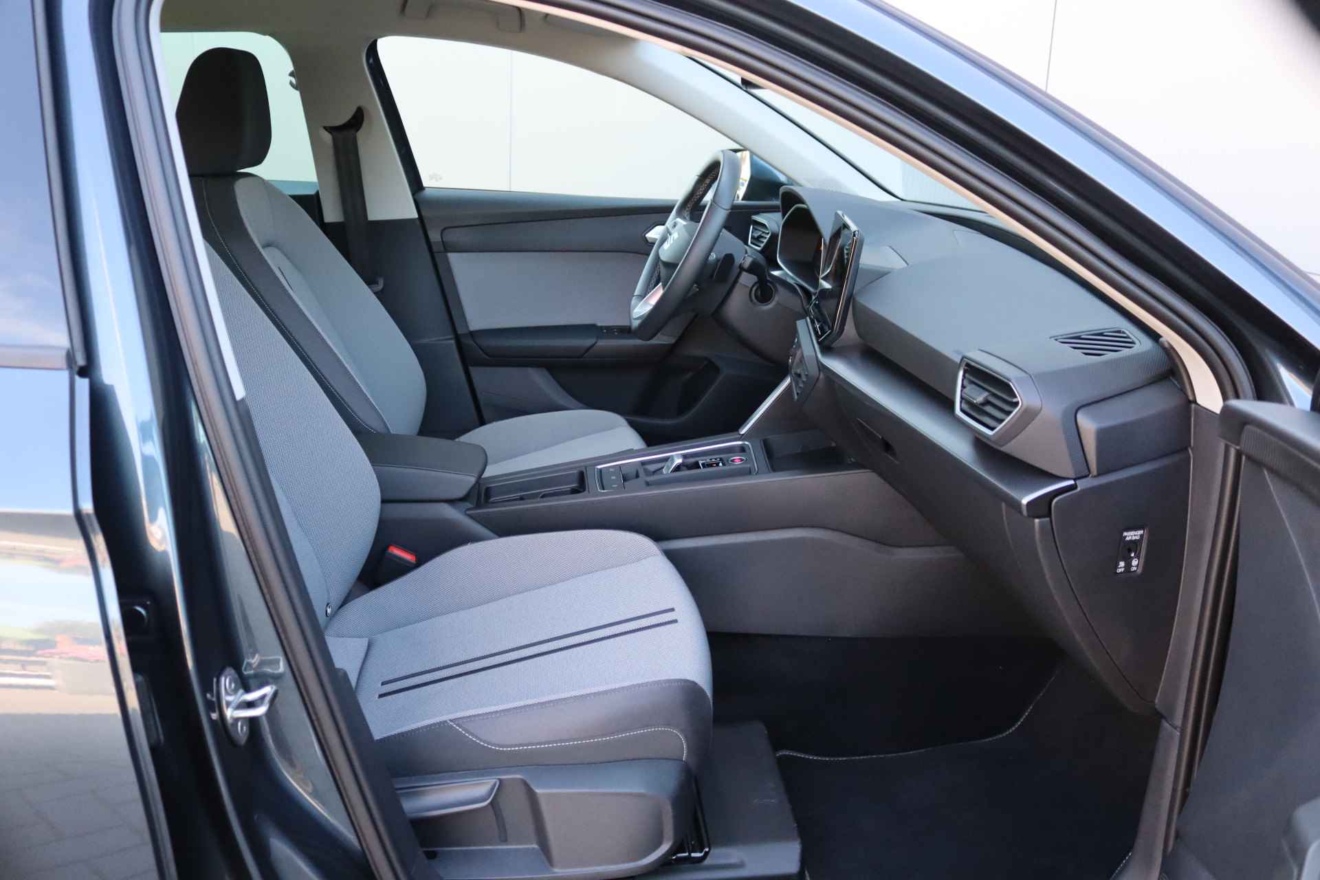 SEAT Leon Sportstourer 110PK eTSI Automaat Style Gr.-Navigatie/Parkeerhulp/LED/Carplay-Android - 12/31