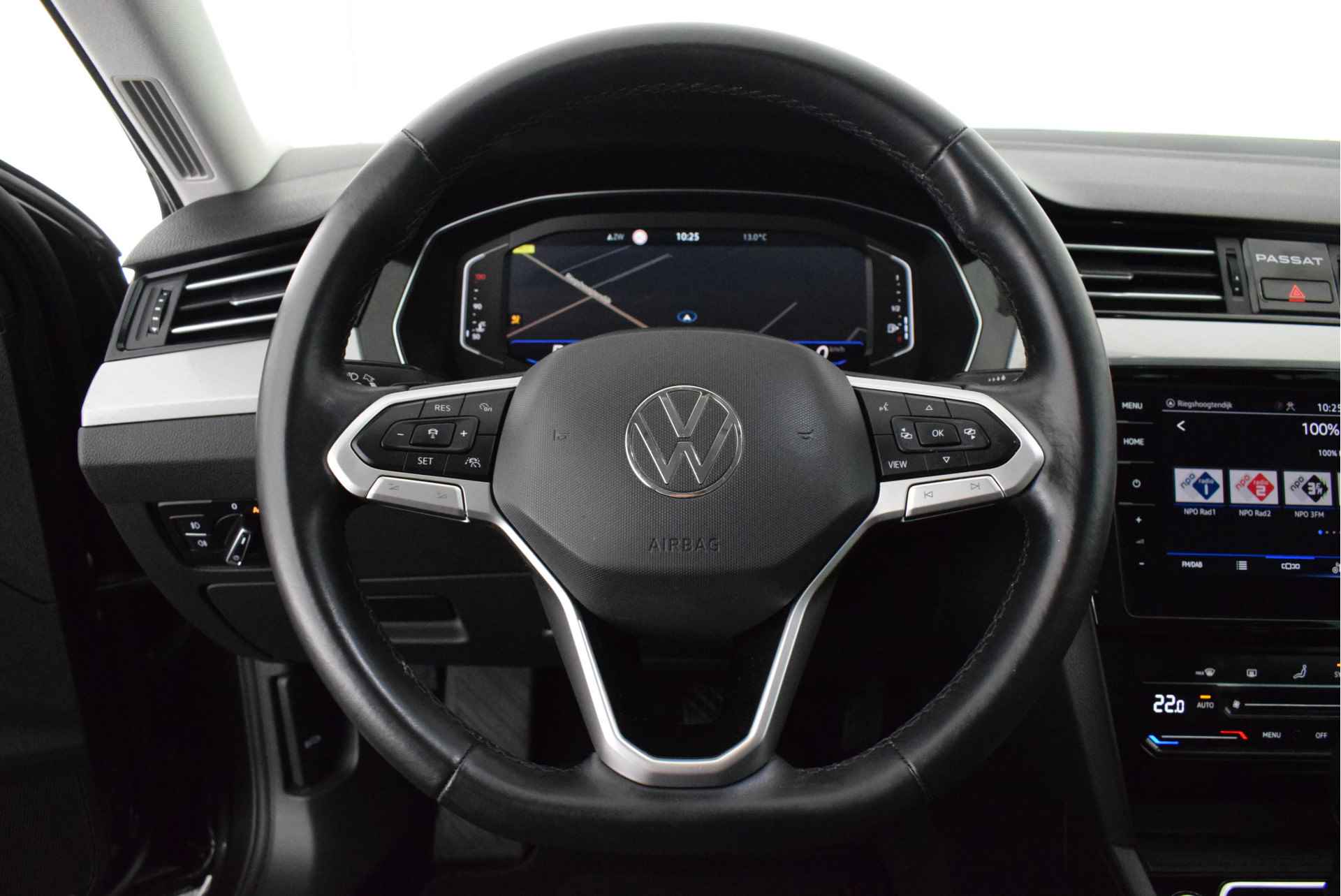 Volkswagen Passat Variant 2.0 TDI 150pk DSG Business Trekhaak Keyless Virtual Cockpit Navigatie - 15/45