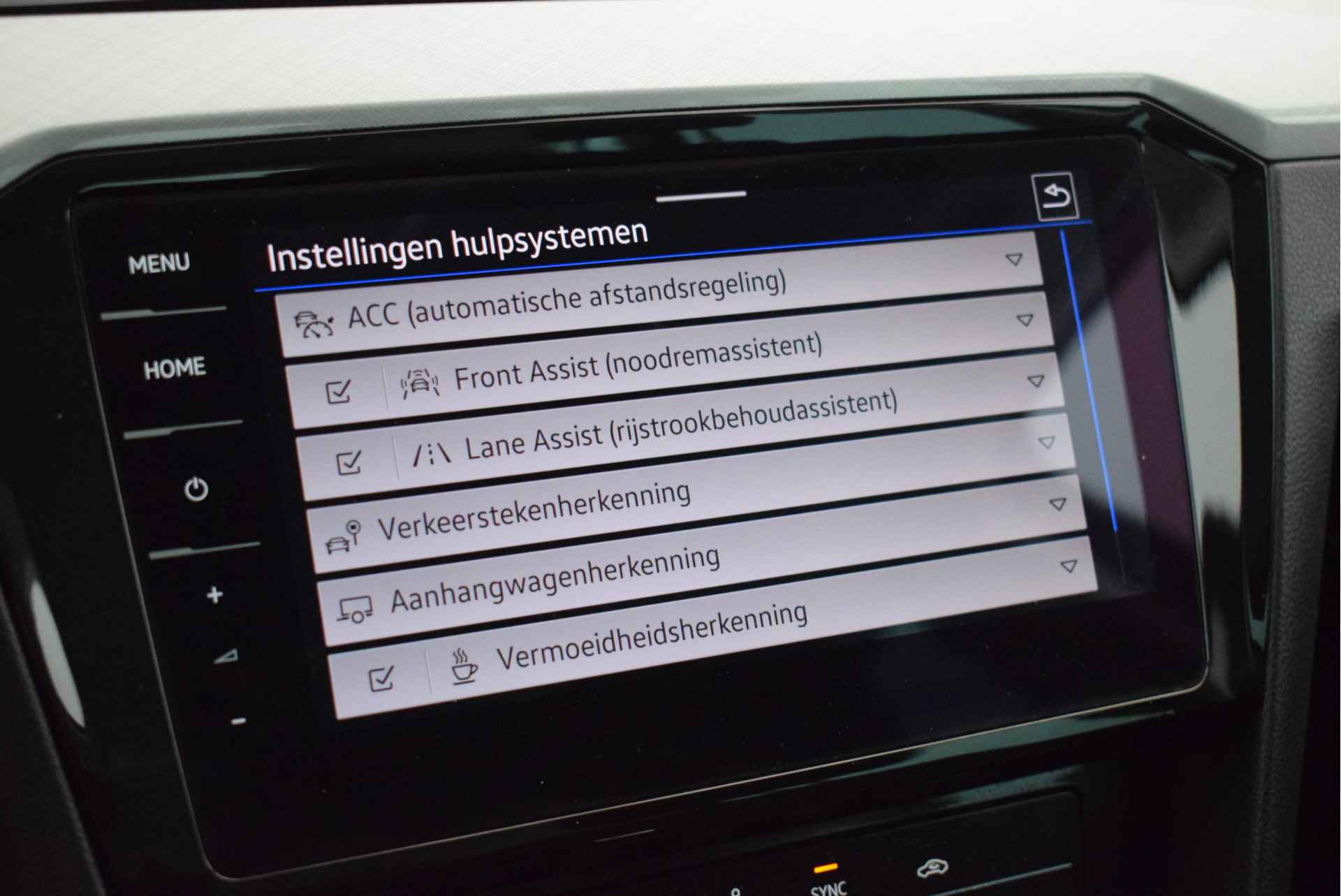 Volkswagen Passat Variant 2.0 TDI 150pk DSG Business Trekhaak Keyless Virtual Cockpit Navigatie - 23/45