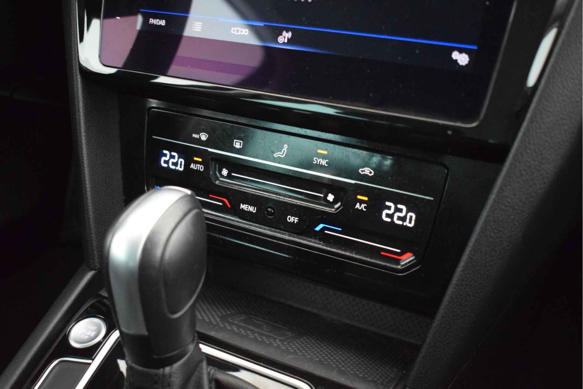 Volkswagen Passat Variant 2.0 TDI 150pk DSG Business Trekhaak Keyless Virtual Cockpit Navigatie - 30/45