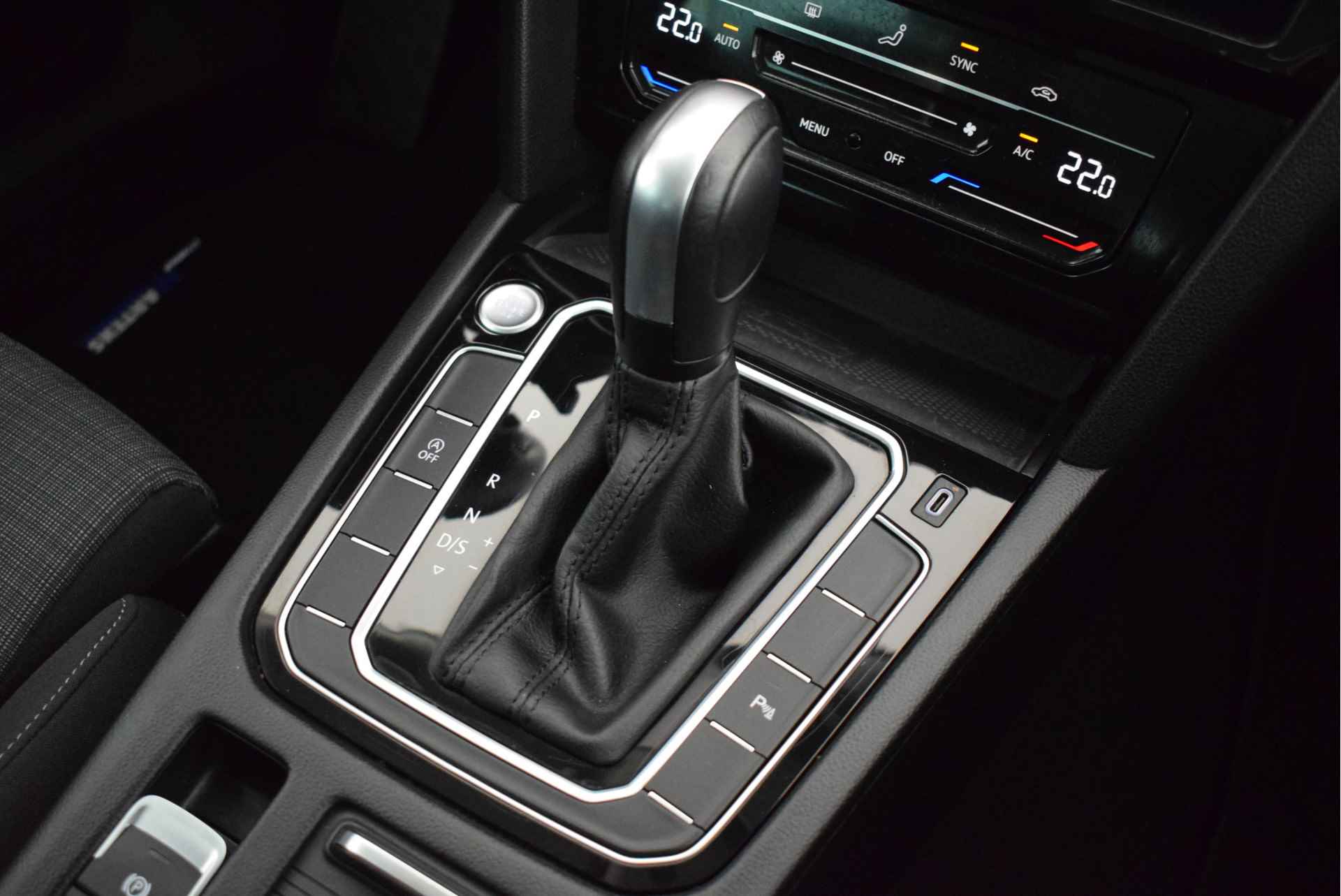 Volkswagen Passat Variant 2.0 TDI 150pk DSG Business Trekhaak Keyless Virtual Cockpit Navigatie - 31/45