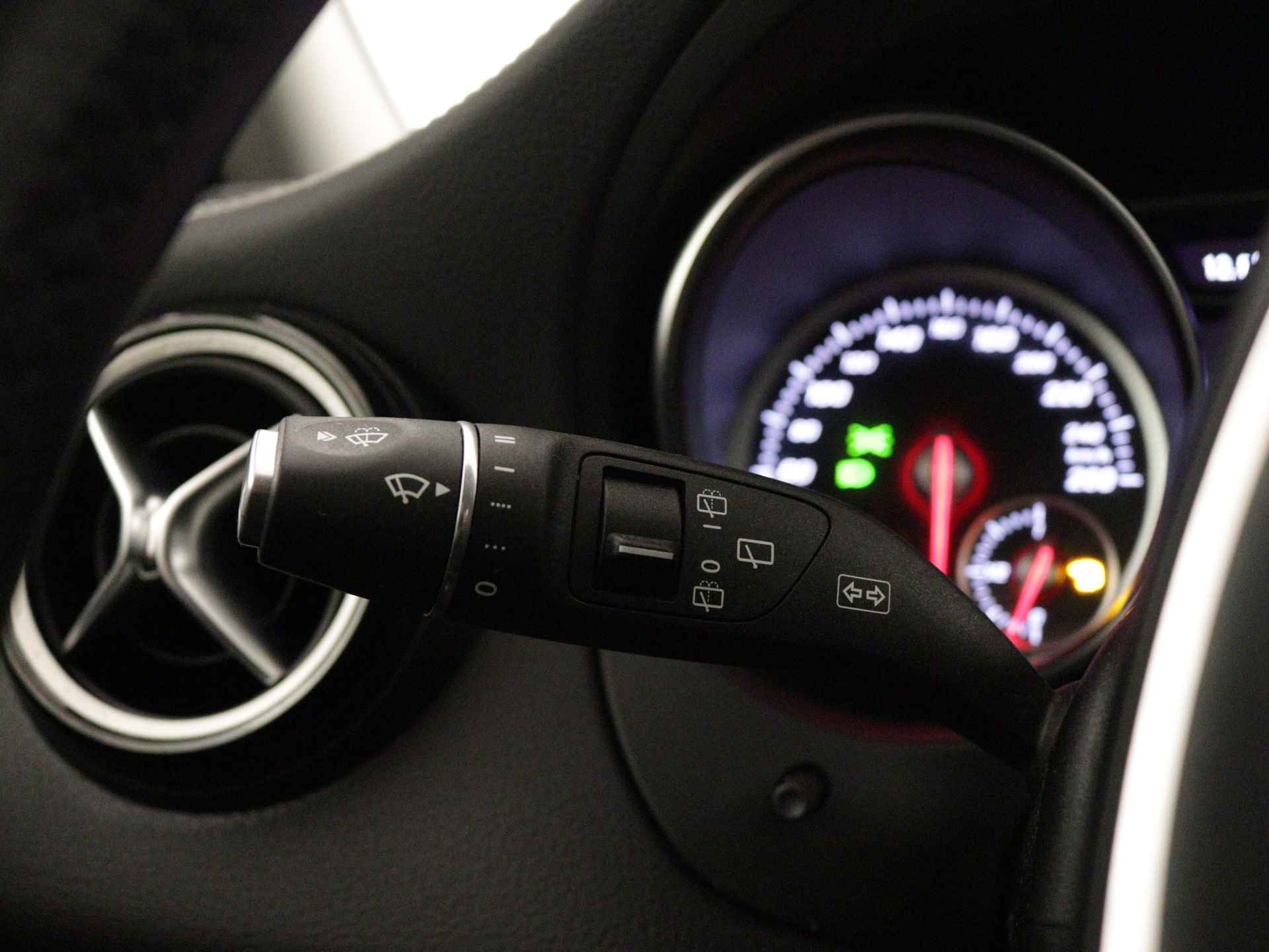 Mercedes-Benz GLA 200 AMG Premium Plus Limited | Multispaaks lichtmetalen velgen | Treeplanken | Navigatie | Parking support | Leder bekleding | inclusief 24 maanden MB Certified garantie voor europa - 19/39