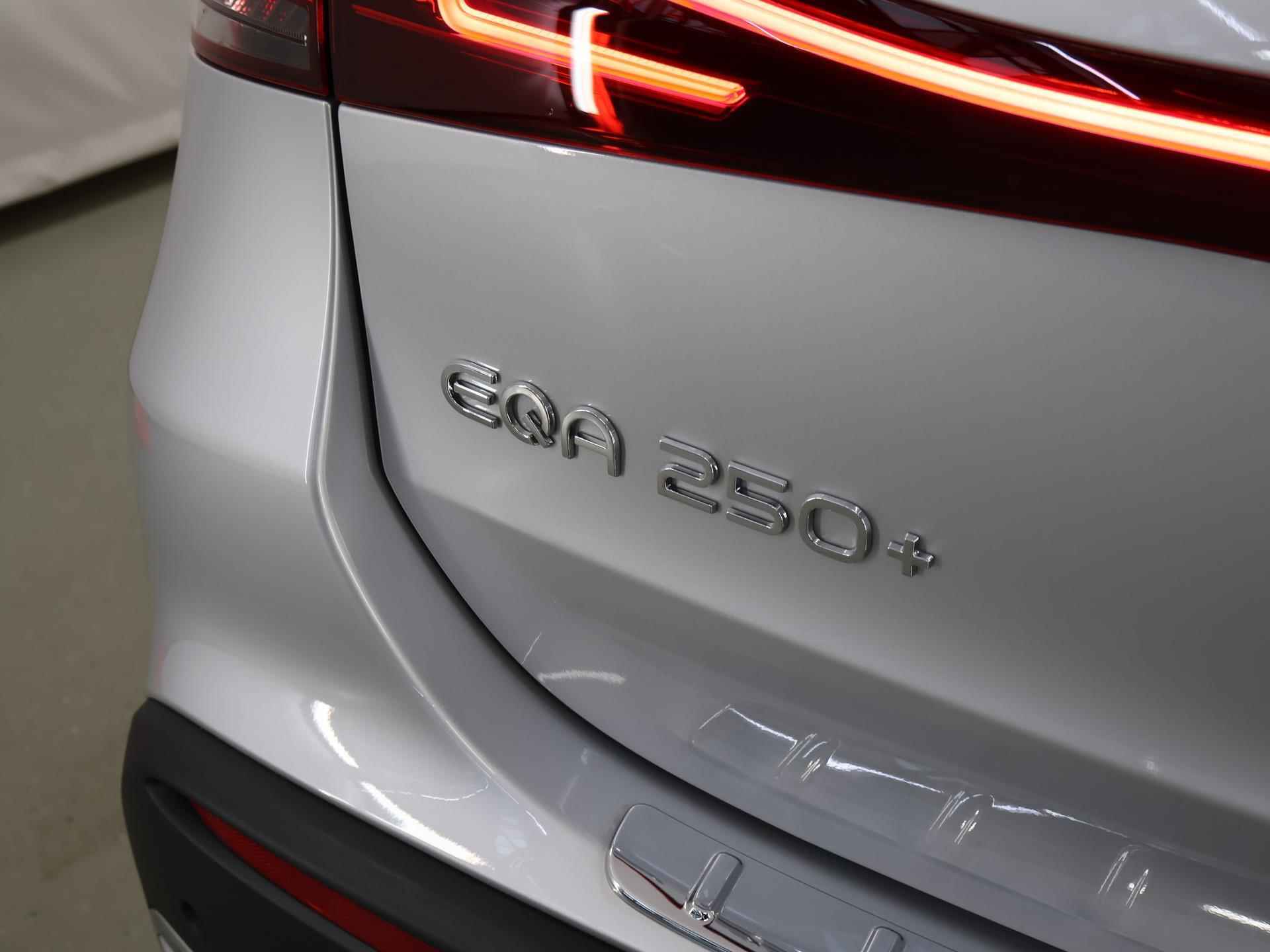 Mercedes-Benz EQA 250+ Business Edition 71 kWh Panoramadak | 360gr camera | Getinte ramen achter | Led verlichting | Sfeerverlichting - 46/49