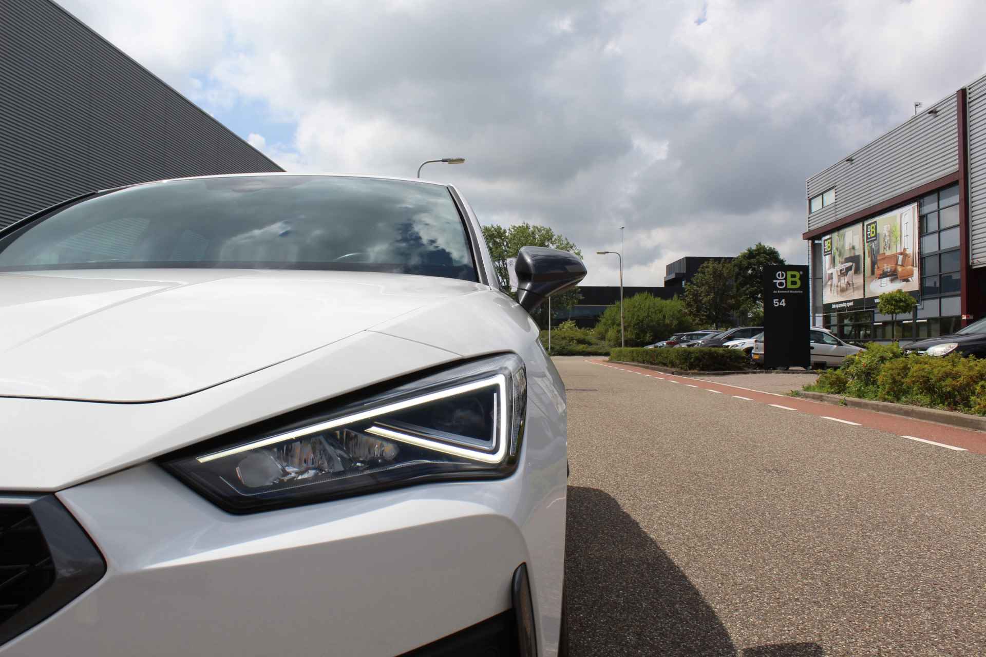 CUPRA Leon 1.4 e-Hybrid 245PK VZ Adrenaline / Stuur en Stoelverwarming / 19" LMV / Achteruitrijcamera / Keyless Entry-Start / Digitale Cockpit / Dynamic Chassis Control / Voorruit Verwarming - 11/36