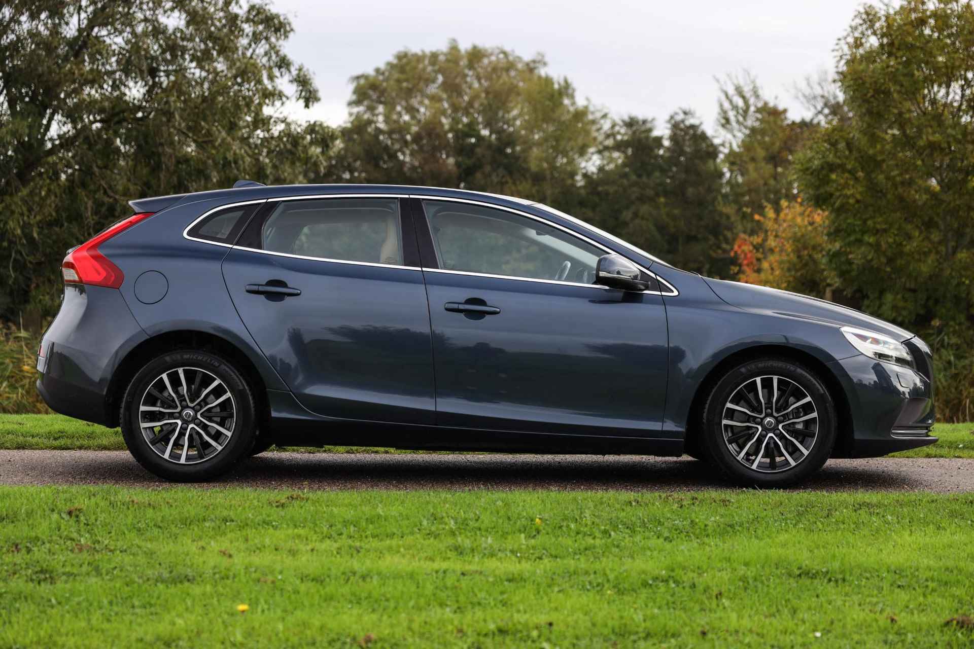 Volvo V40 T2 Aut. Inscription ✅ Leder ✅ Pano ✅ LED - 4/37