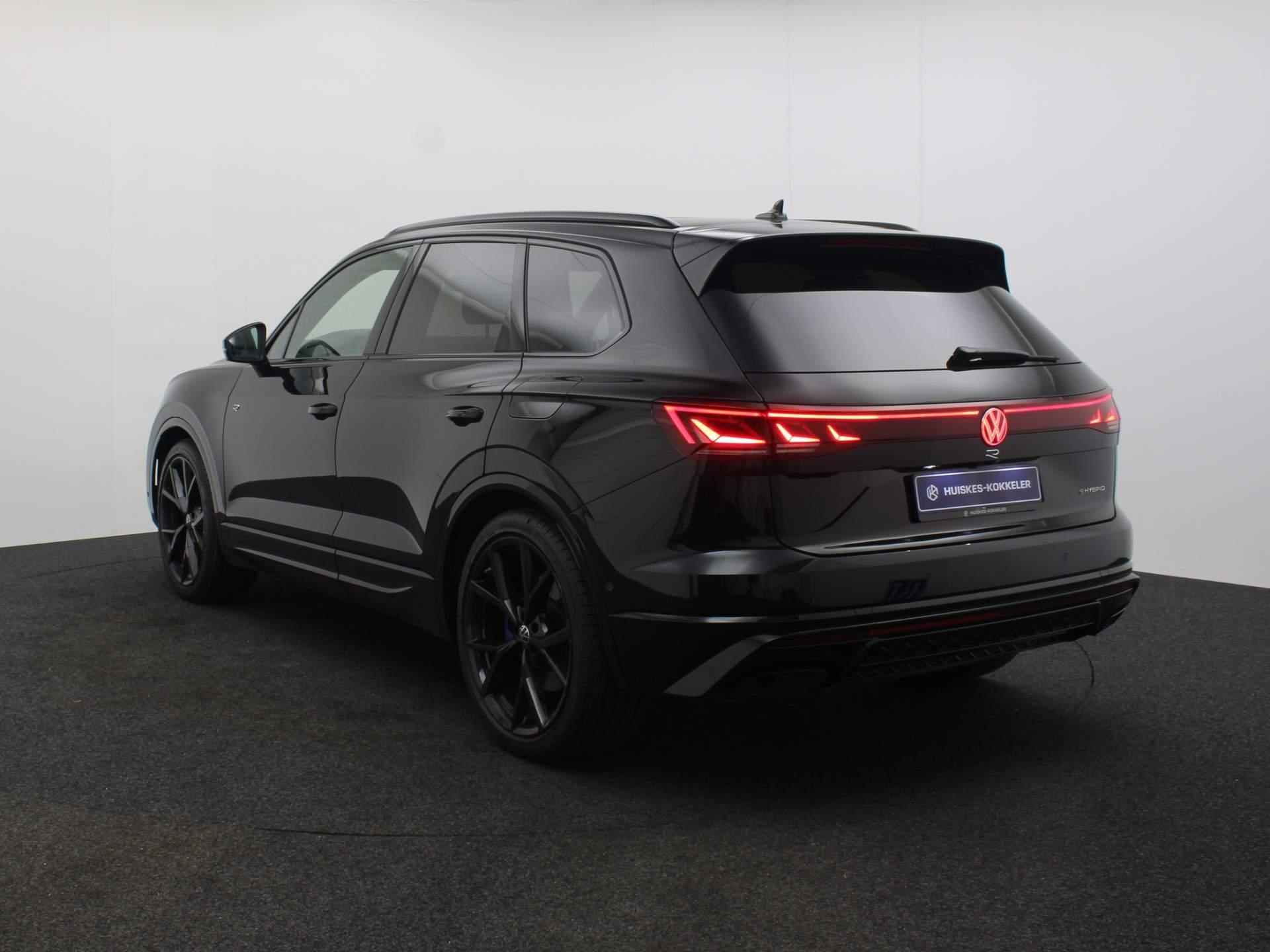 Volkswagen Touareg R 3.0 TSI eHybrid 462pk Tiptronic Luchtvering, Panoramadak, Lederen bekleding, Achteruitrijcamera, Navigatie, DYN audio, Head up display, Adaptive cruise control, Elektrische achterklep - 3/69