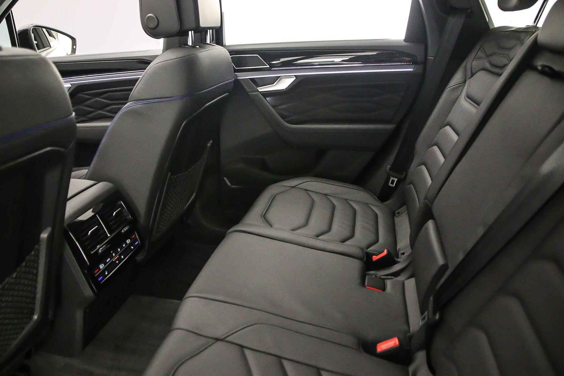 Volkswagen Touareg R 3.0 TSI eHybrid 462pk Tiptronic Luchtvering, Panoramadak, Lederen bekleding, Achteruitrijcamera, Navigatie, DYN audio, Head up display, Adaptive cruise control, Elektrische achterklep - 51/69