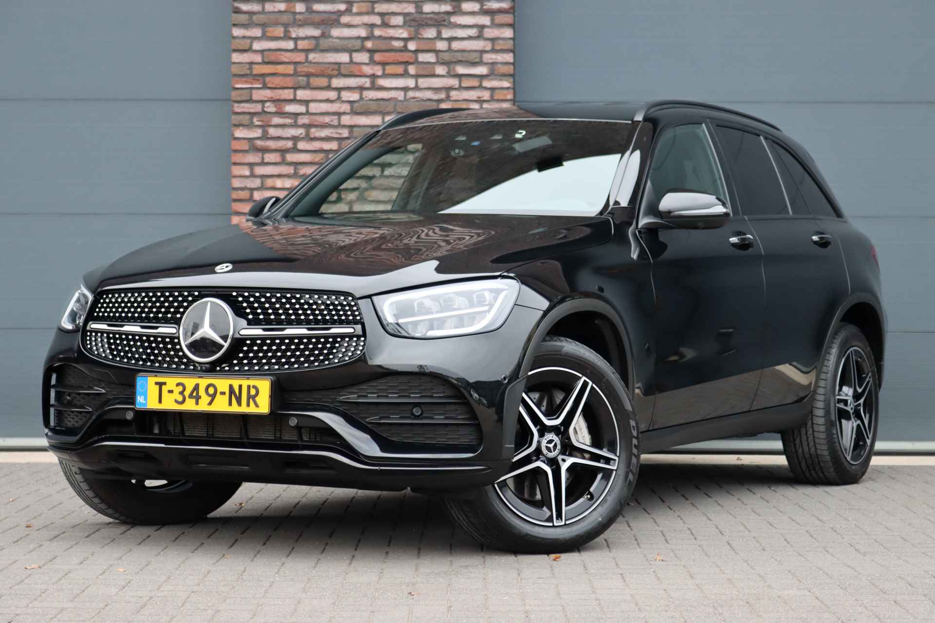 Mercedes-Benz GLC 300e 4MATIC AMG Line Aut9 | Distronic+ | Trekhaak | Keyless Go | Surround Camera | Geluidsisolerend Glas | Apple Carplay/Android Auto | Zitcomfortpakket | Sfeerverlichting |