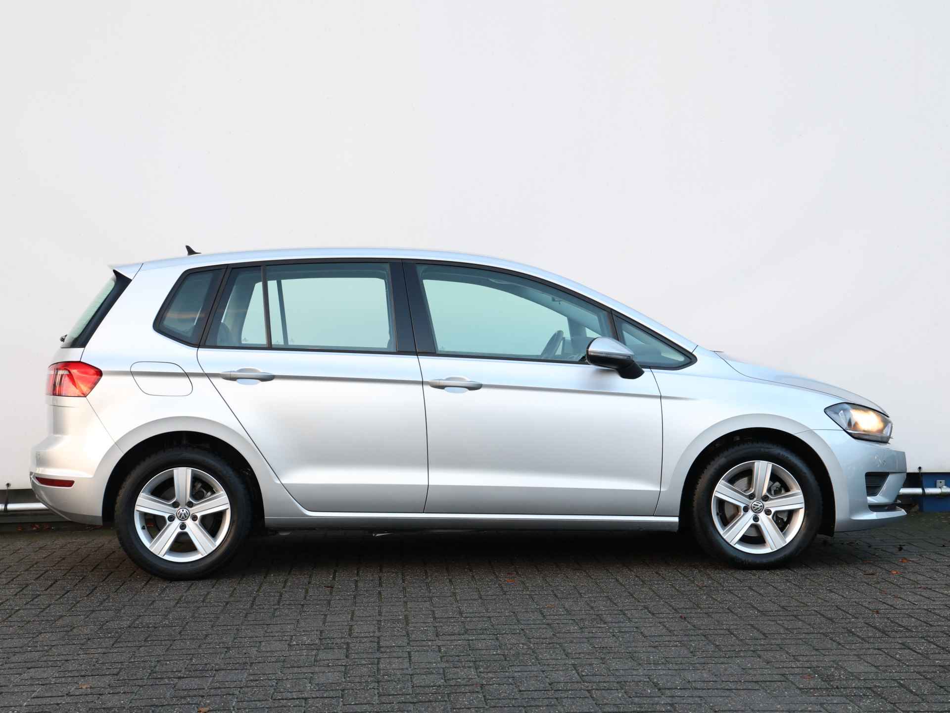 Volkswagen Golf Sportsvan 1.2 TSI Comfortline 110pk | Navigatie I Parkeersensoren I Stoelverwarming - 2/35