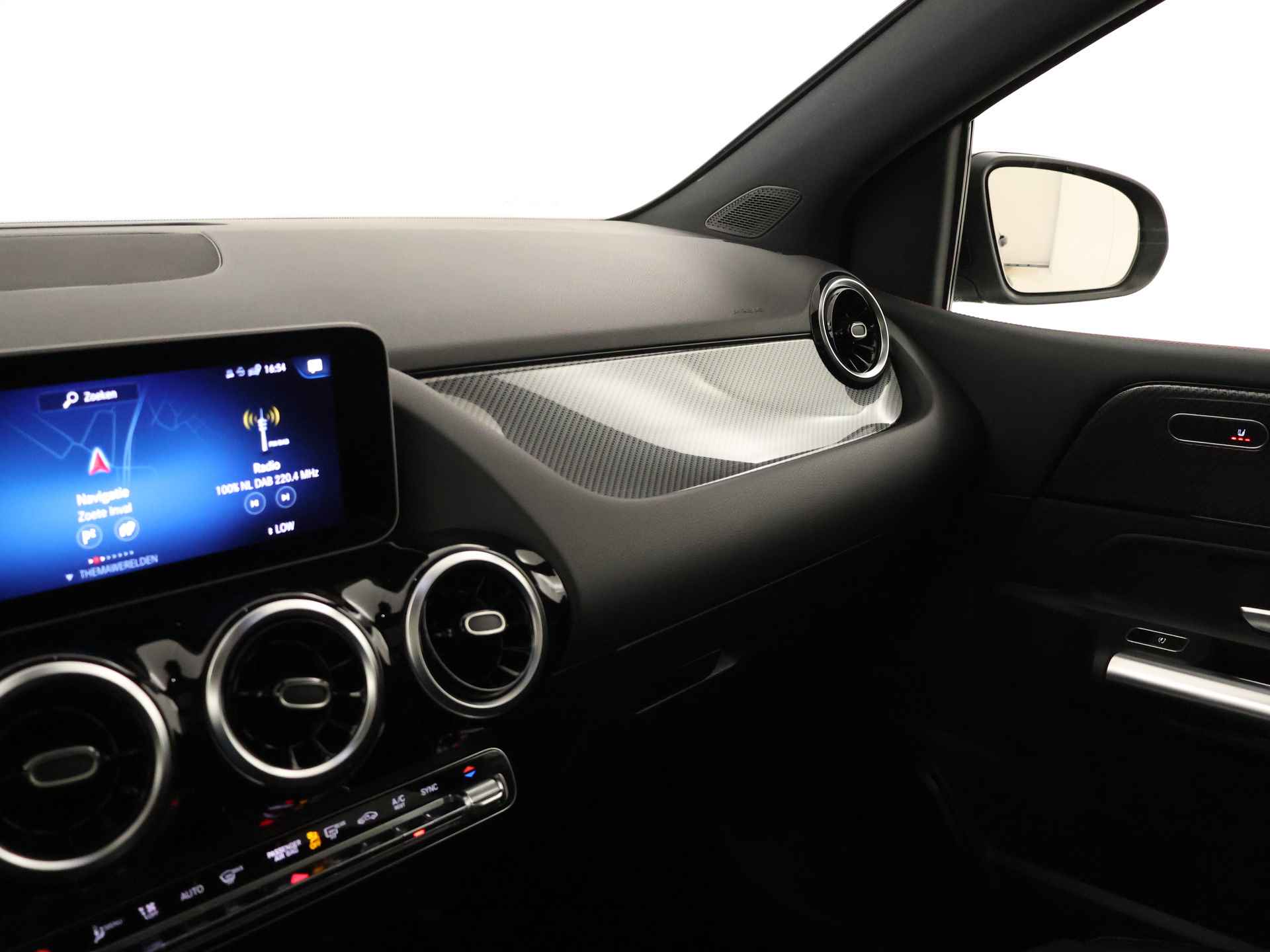 Mercedes-Benz B-Klasse 200 Business Solution AMG | Panoramadak | Stoelverwarming | Augmented reality | CarPlay | Parkeerpakket met camera | Inclusief 24 maanden MB Certified garantie voor Europa. - 8/44