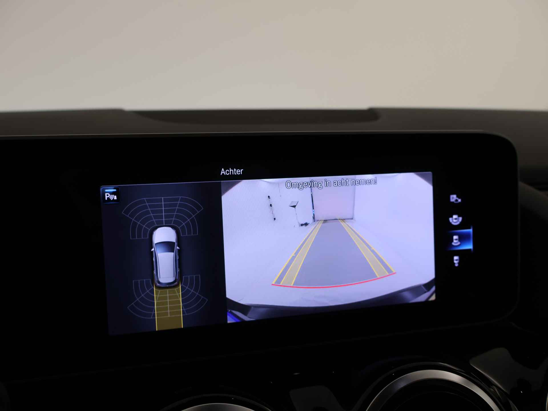 Mercedes-Benz B-Klasse 200 Business Solution AMG | Panoramadak | Stoelverwarming | Augmented reality | CarPlay | Parkeerpakket met camera | Inclusief 24 maanden MB Certified garantie voor Europa. - 11/44