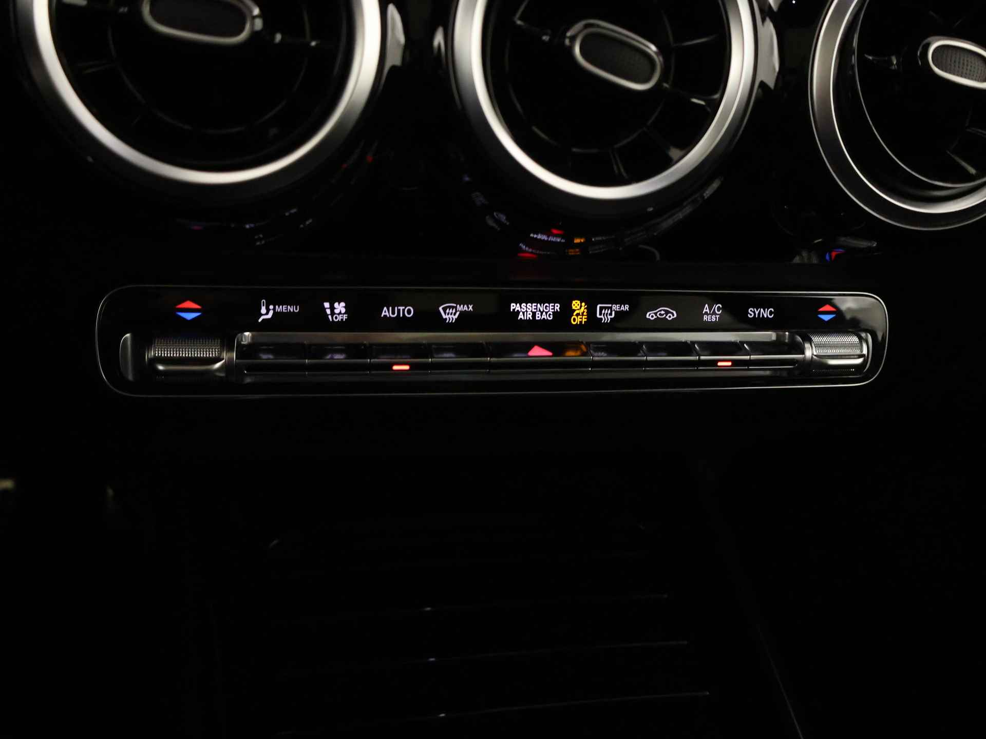 Mercedes-Benz B-Klasse 200 Business Solution AMG | Panoramadak | Stoelverwarming | Augmented reality | CarPlay | Parkeerpakket met camera | Inclusief 24 maanden MB Certified garantie voor Europa. - 12/44