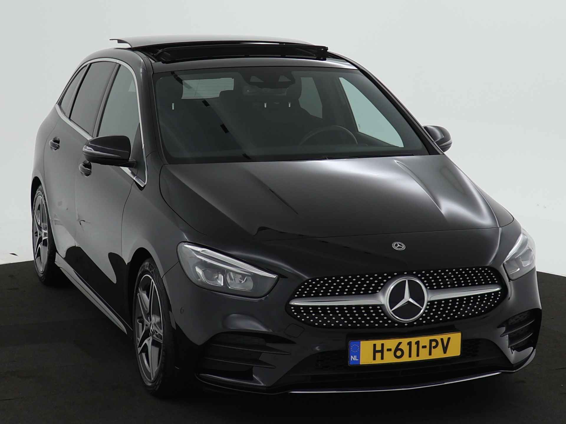 Mercedes-Benz B-Klasse 200 Business Solution AMG | Panoramadak | Stoelverwarming | Augmented reality | CarPlay | Parkeerpakket met camera | Inclusief 24 maanden MB Certified garantie voor Europa. - 29/44