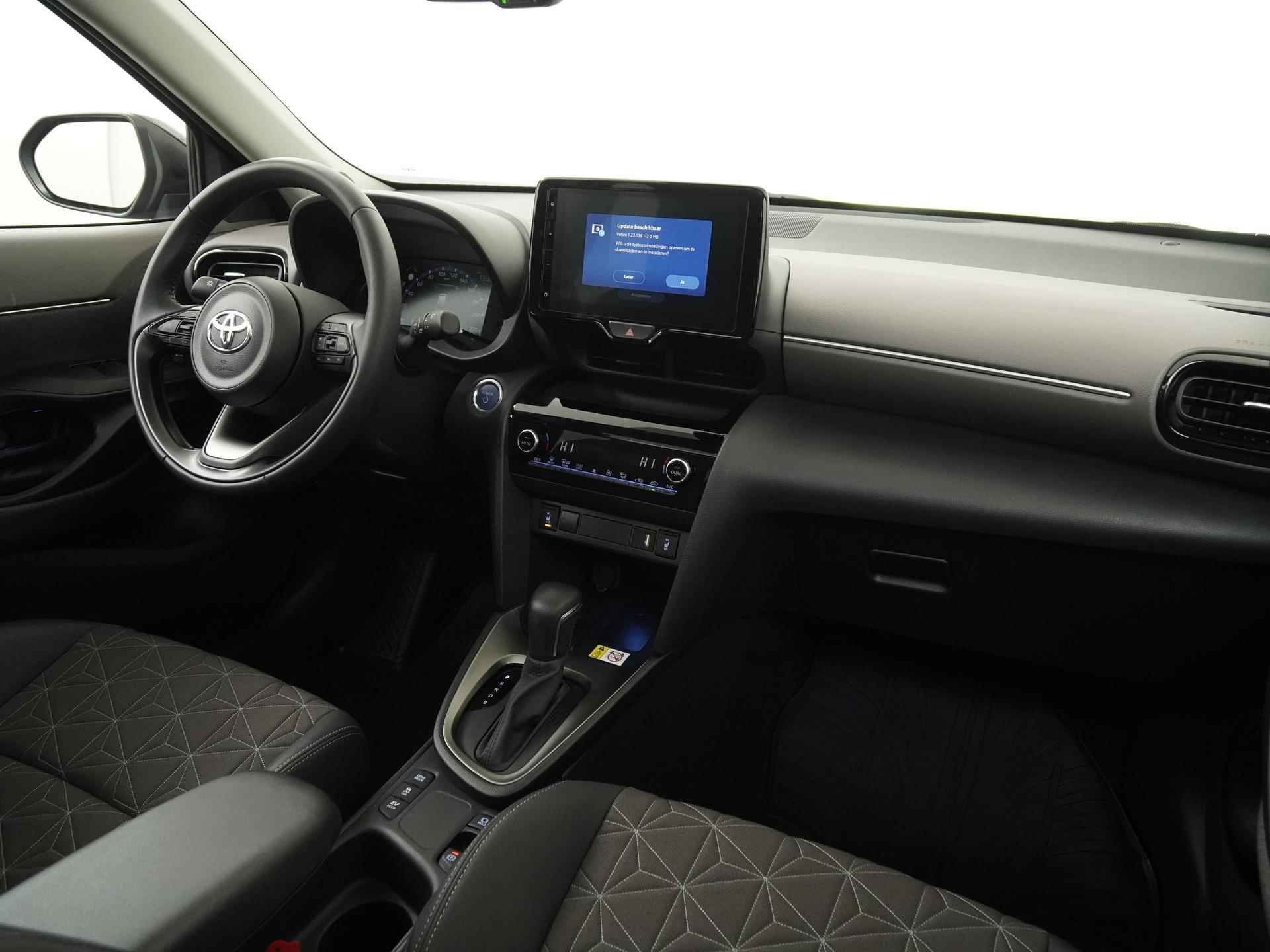 Toyota Yaris Cross 1.5 Hybrid Adventure | Panoramadak | Camera | Carplay | Adapt cruise |  Zondag Open! - 2/39