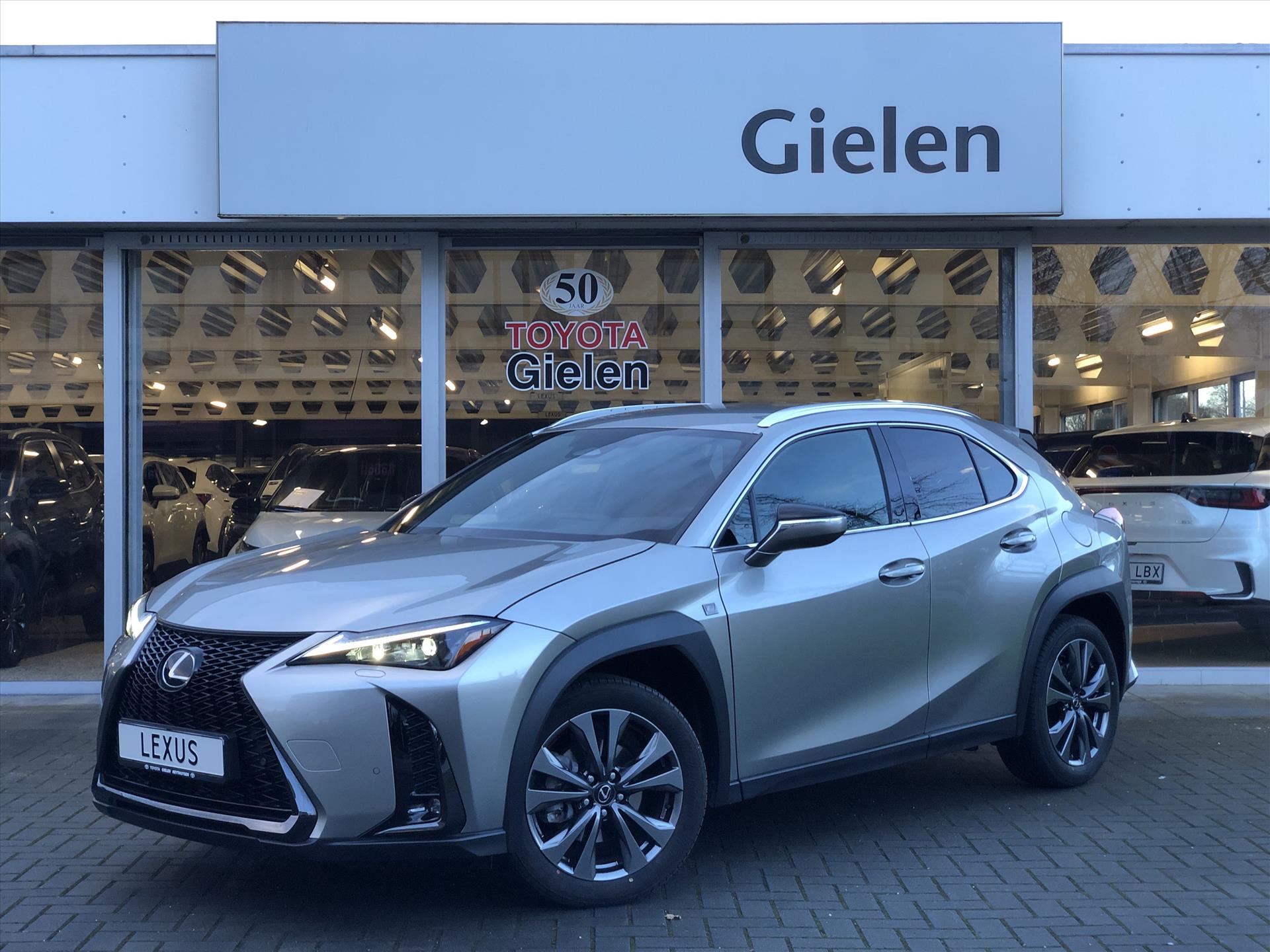 Lexus Ux 300h 199pk F Sport Design | Nieuw model, Groot scherm, Dodehoekherkenning, Parkeersensoren, Stoel + Stuurverwarming, 18inch