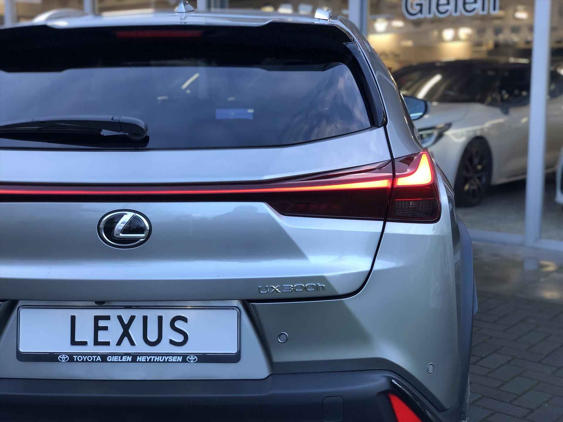 Lexus Ux 300h 199pk F Sport Design | Nieuw model, Groot scherm, Dodehoekherkenning, Parkeersensoren, Stoel + Stuurverwarming, 18inch - 6/41